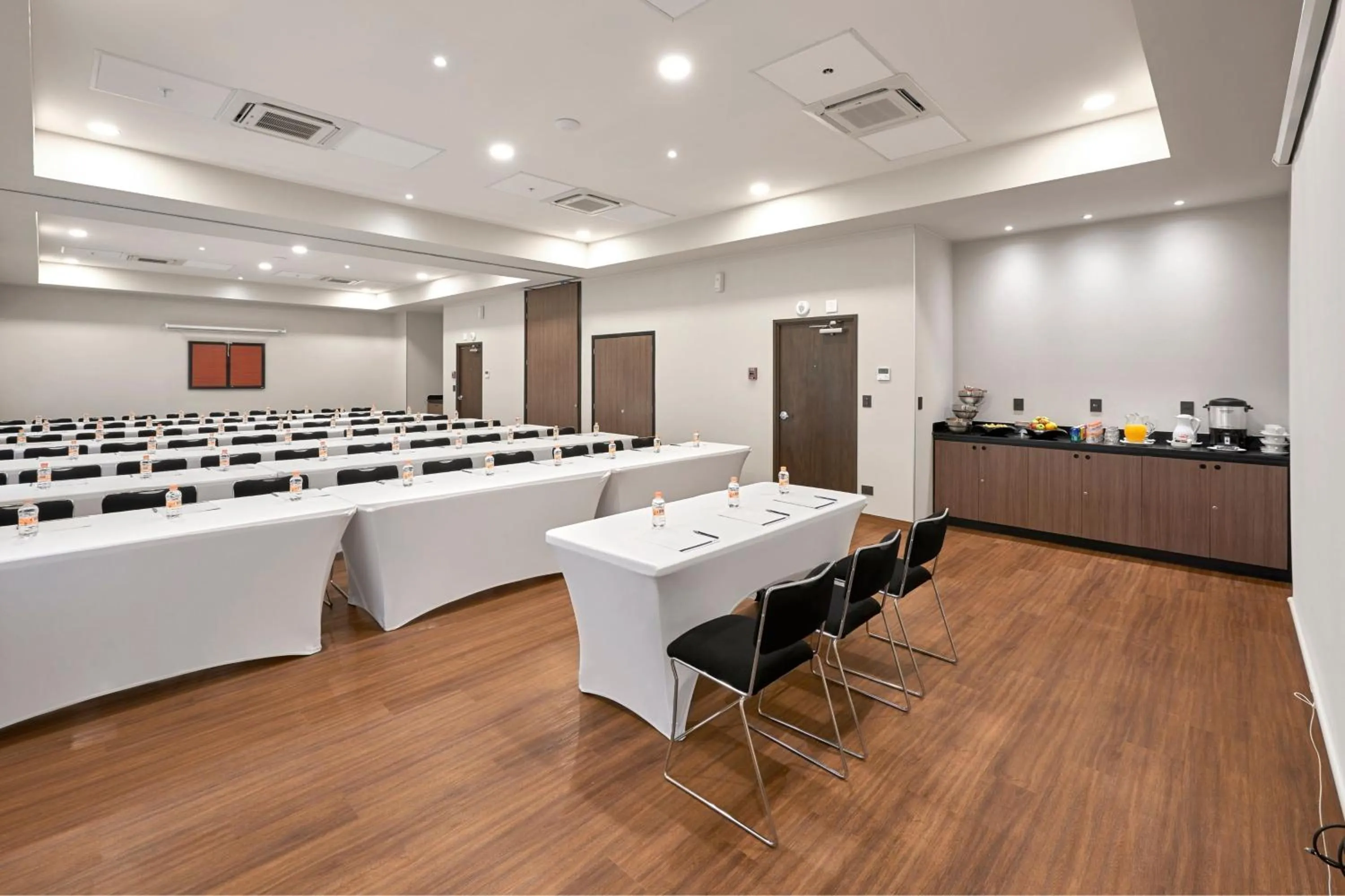 Meeting/conference room in City Express Suites by Marriott Silao Aeropuerto
