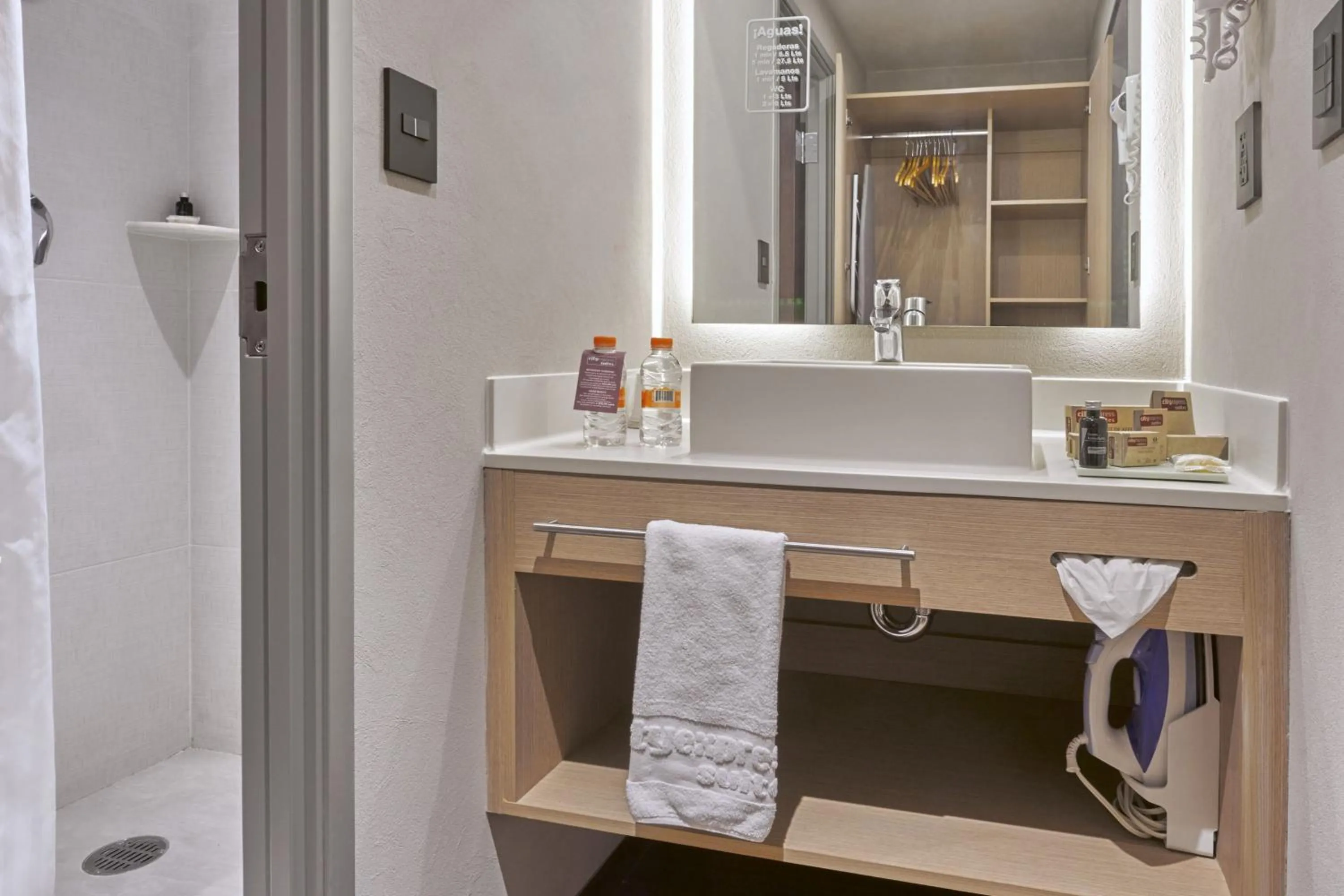 Bathroom in City Express Suites by Marriott Silao Aeropuerto