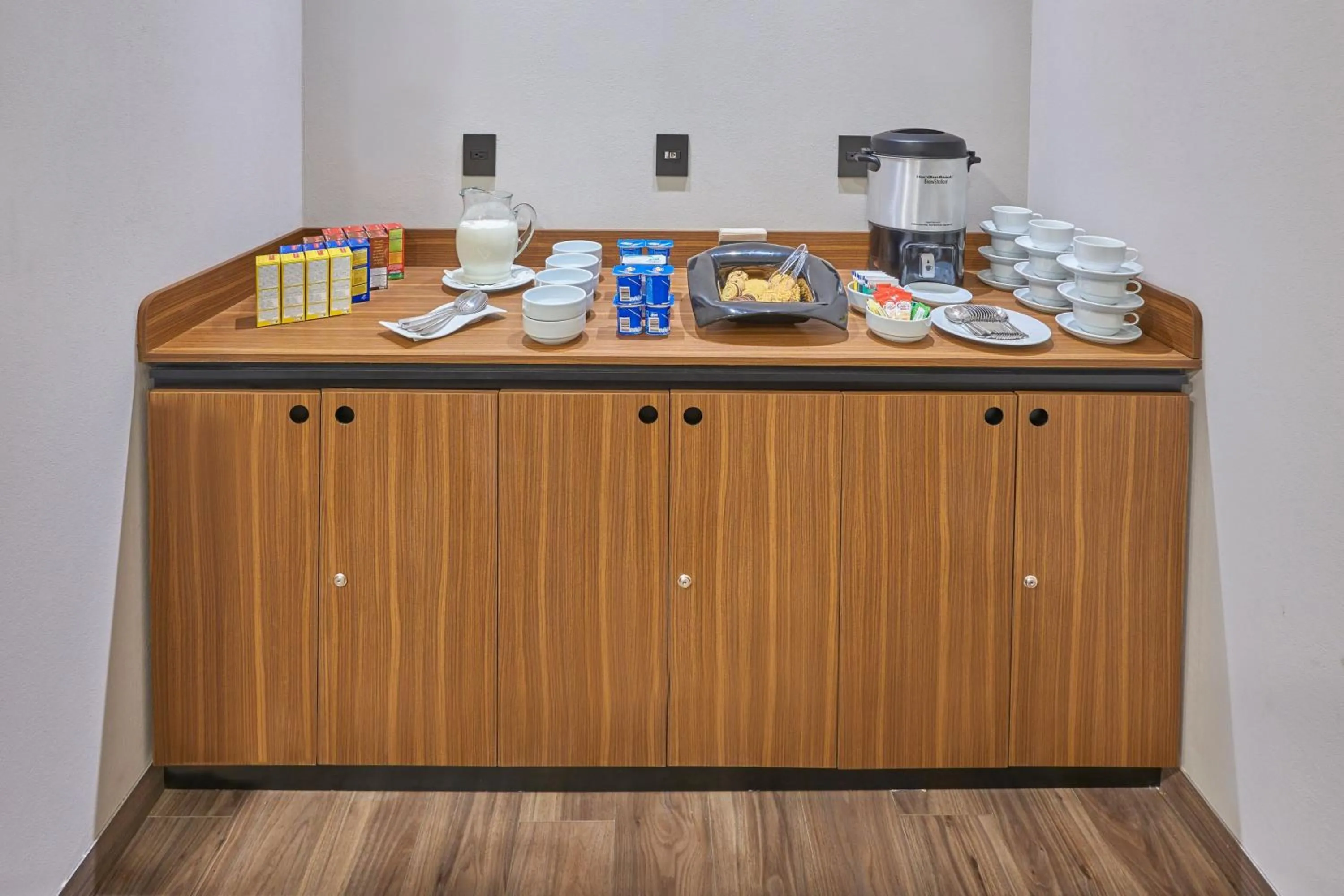 Meeting/conference room in City Express Suites by Marriott Silao Aeropuerto