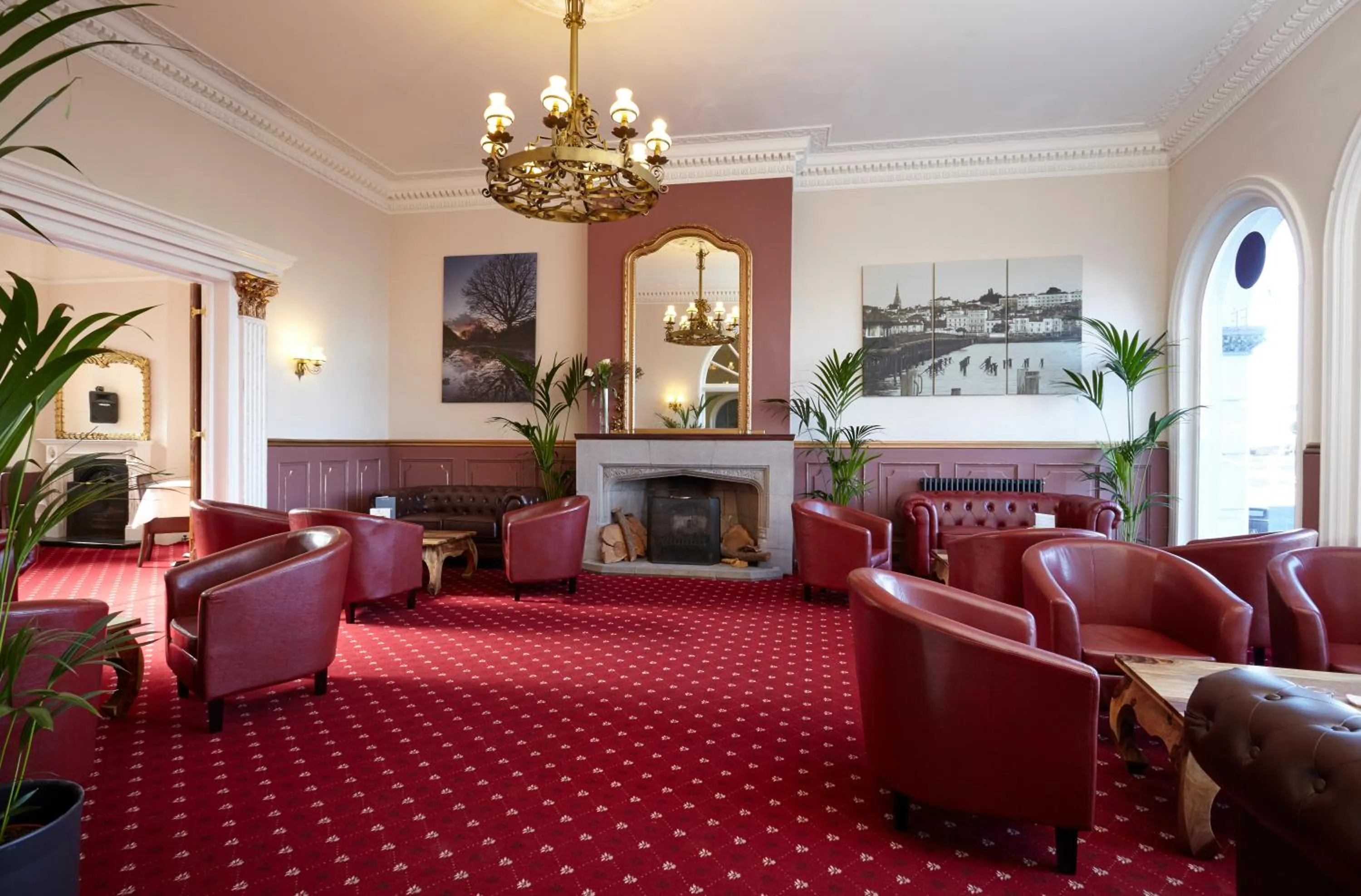 Communal lounge/ TV room in Royal Esplanade Hotel