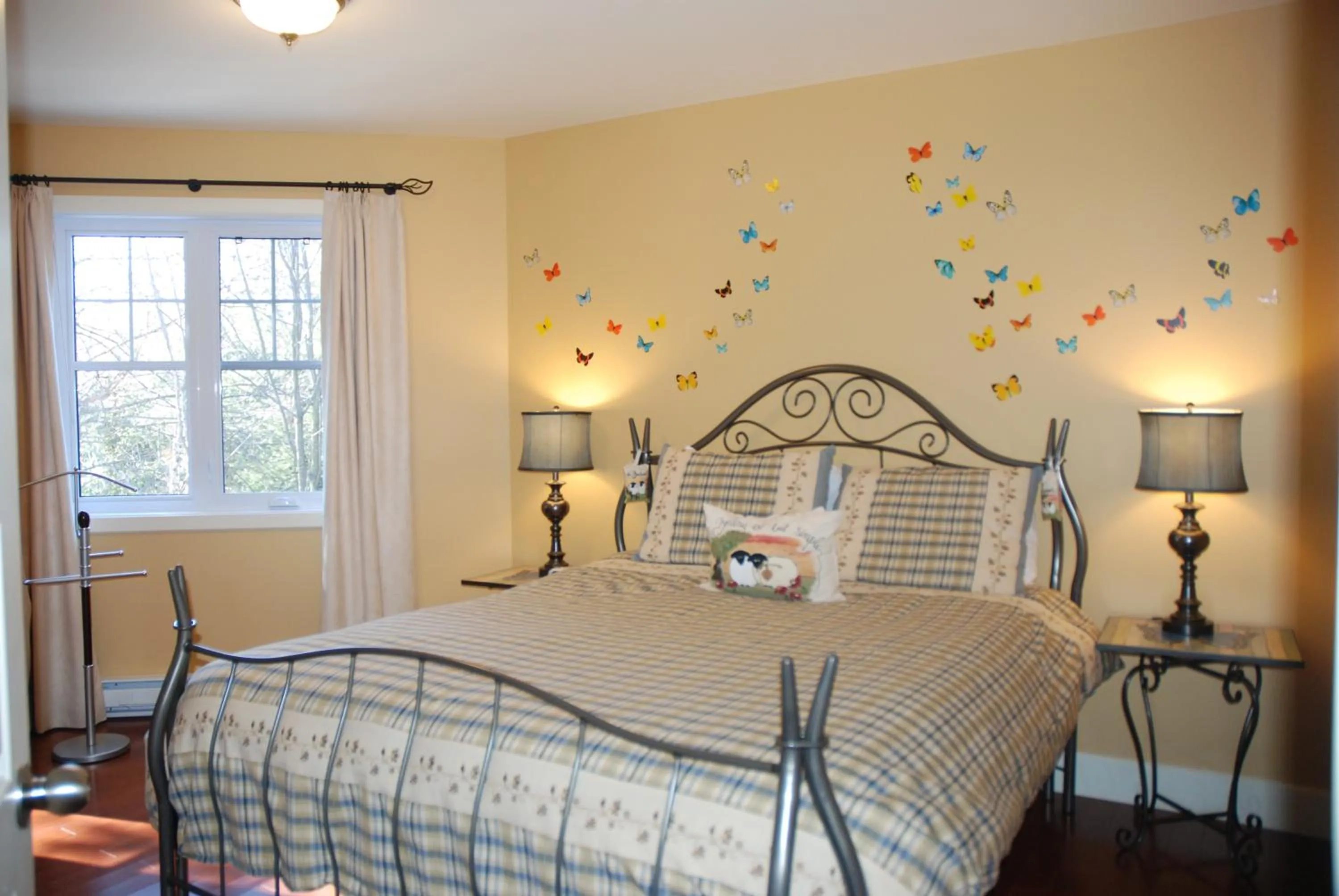 Photo of the whole room, Bed in Lecomte De La Fontaine