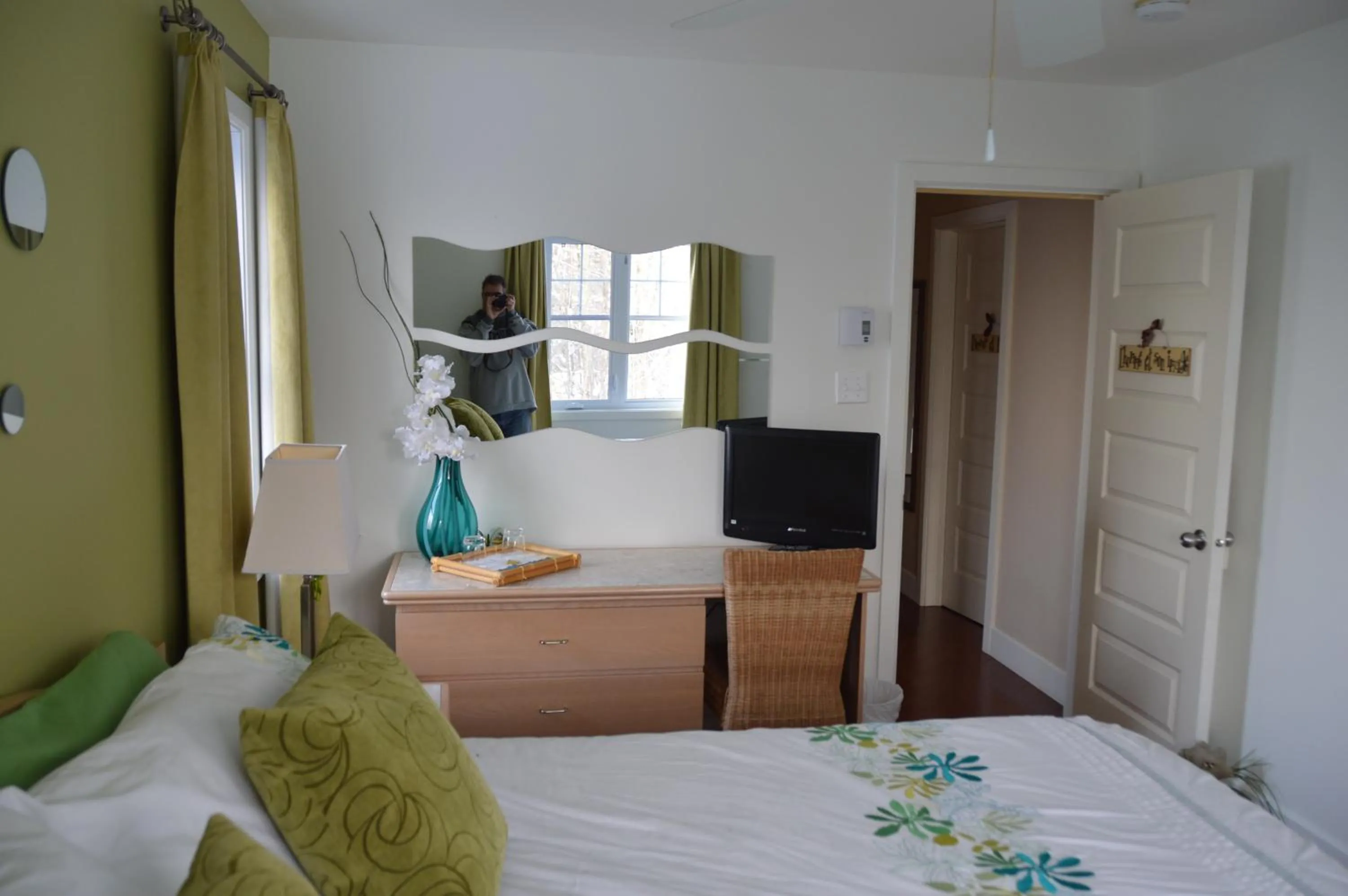 Photo of the whole room, Bed in Lecomte De La Fontaine