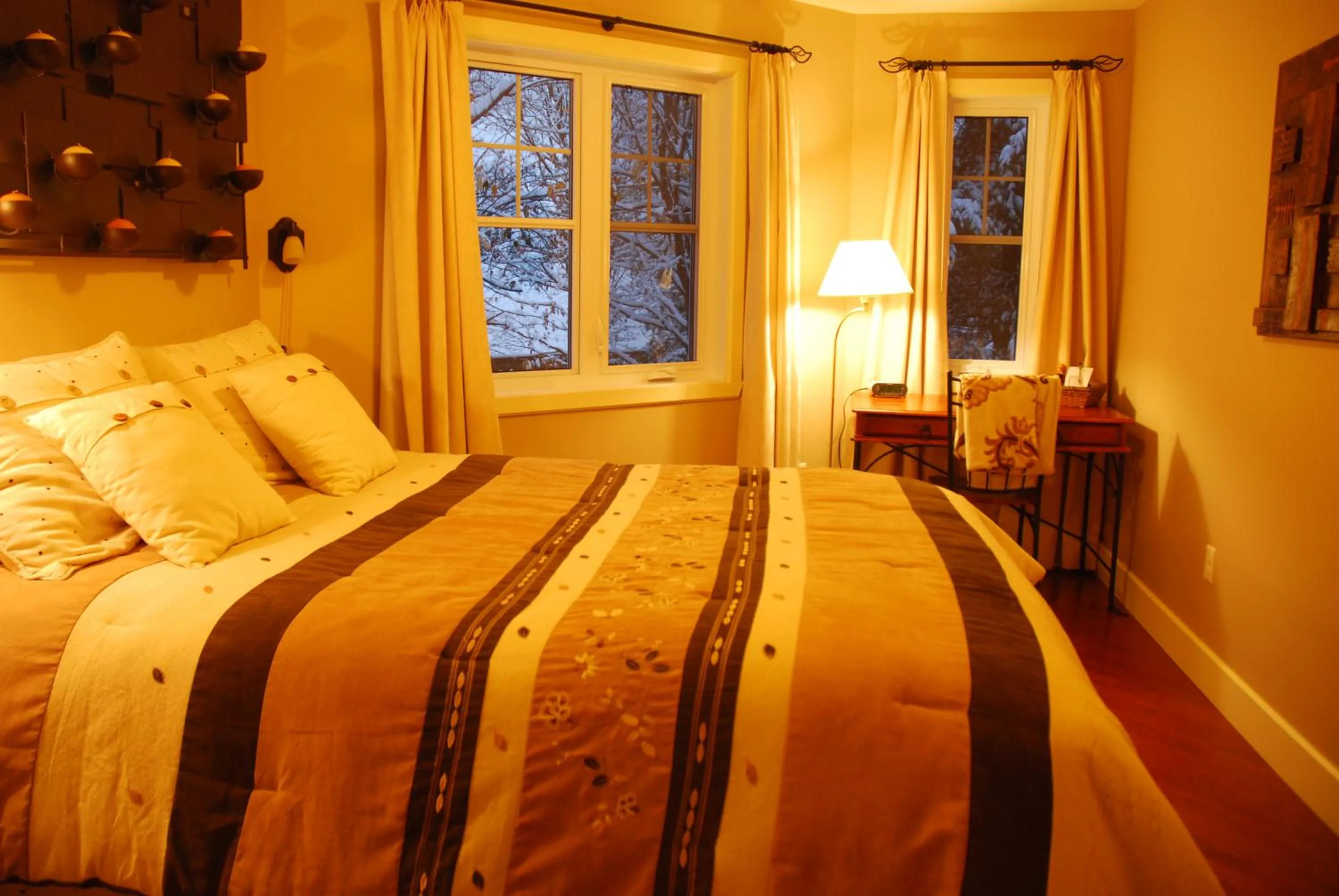 Photo of the whole room, Bed in Lecomte De La Fontaine