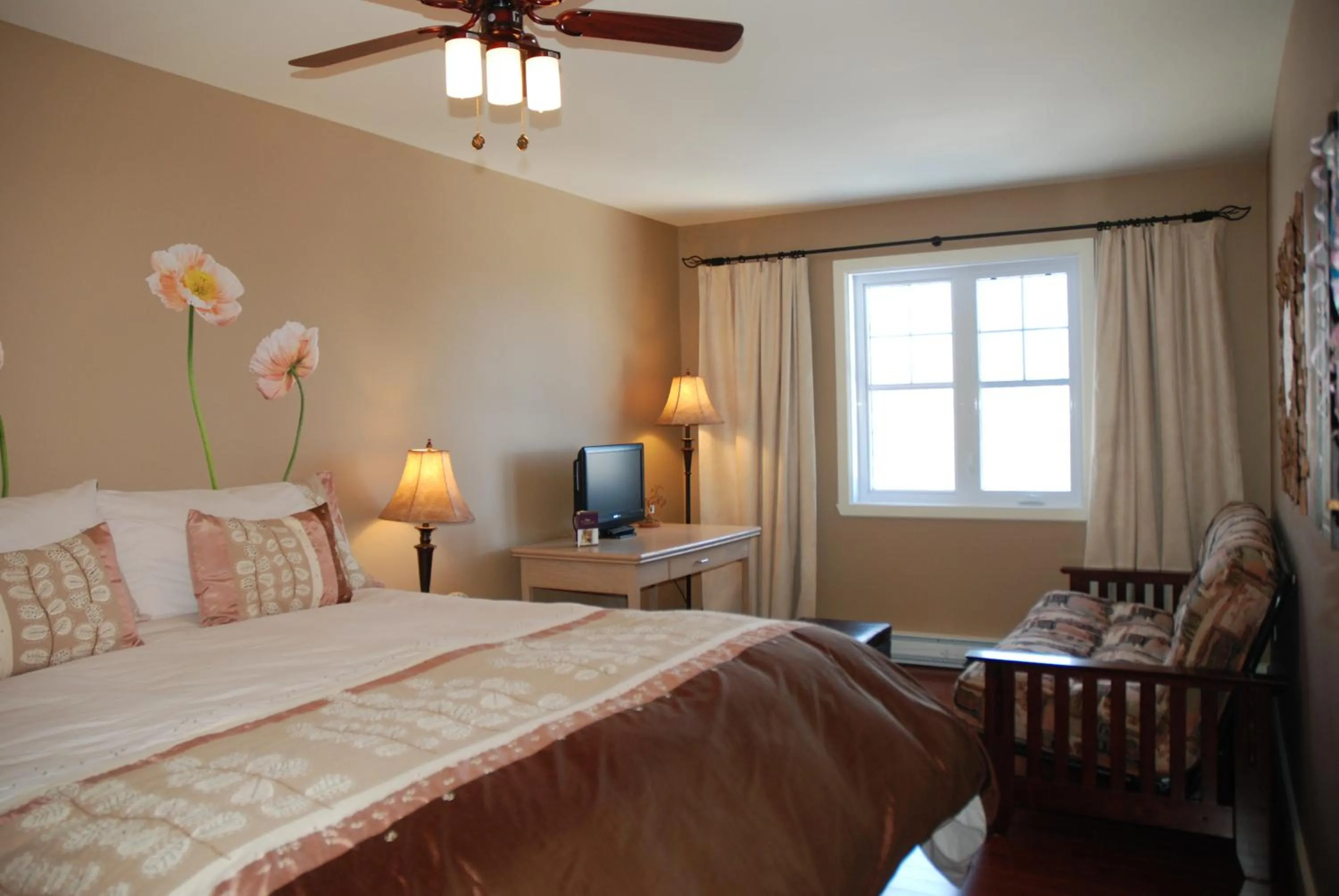 Photo of the whole room, Bed in Lecomte De La Fontaine