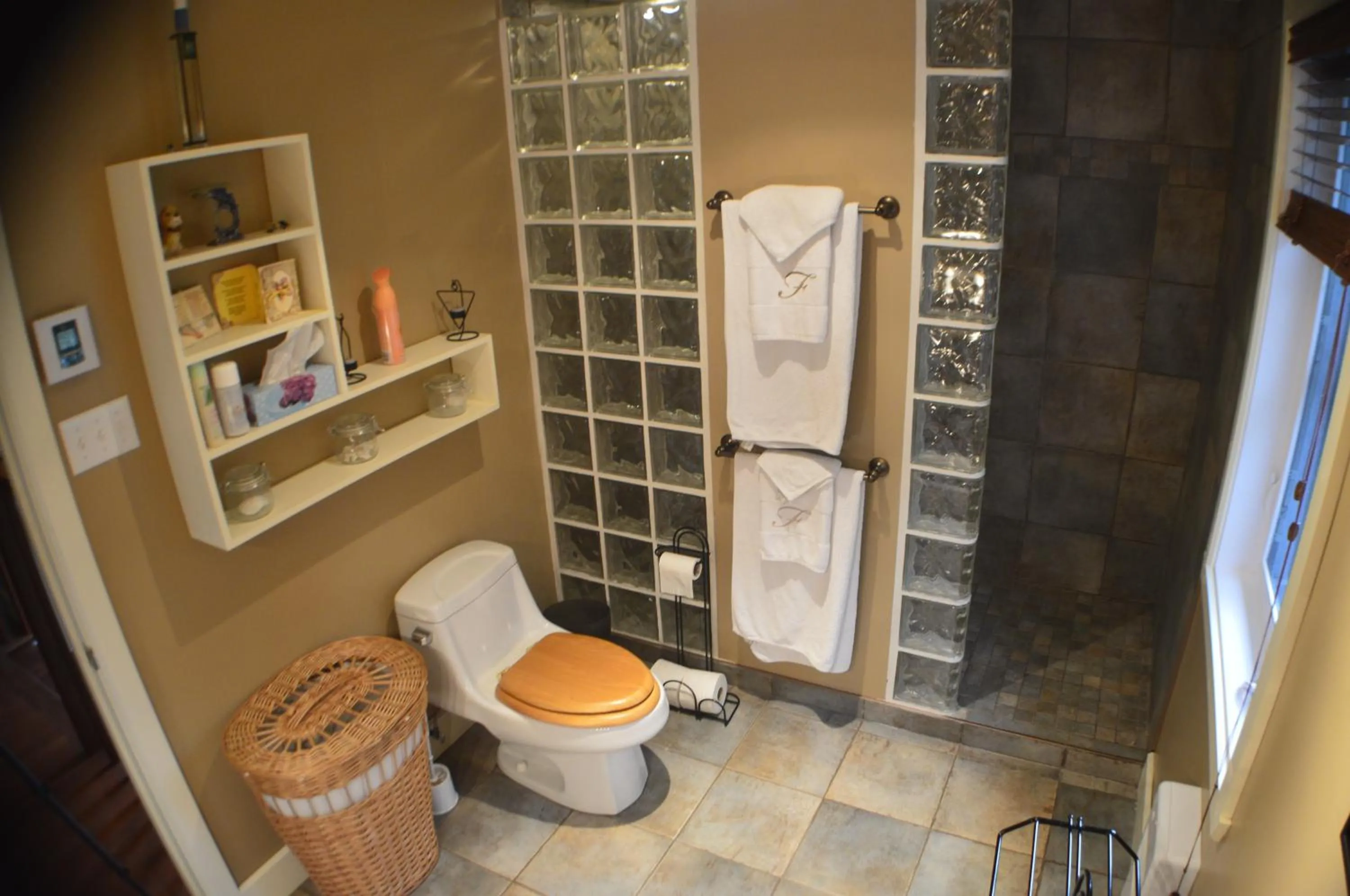 Bathroom in Lecomte De La Fontaine
