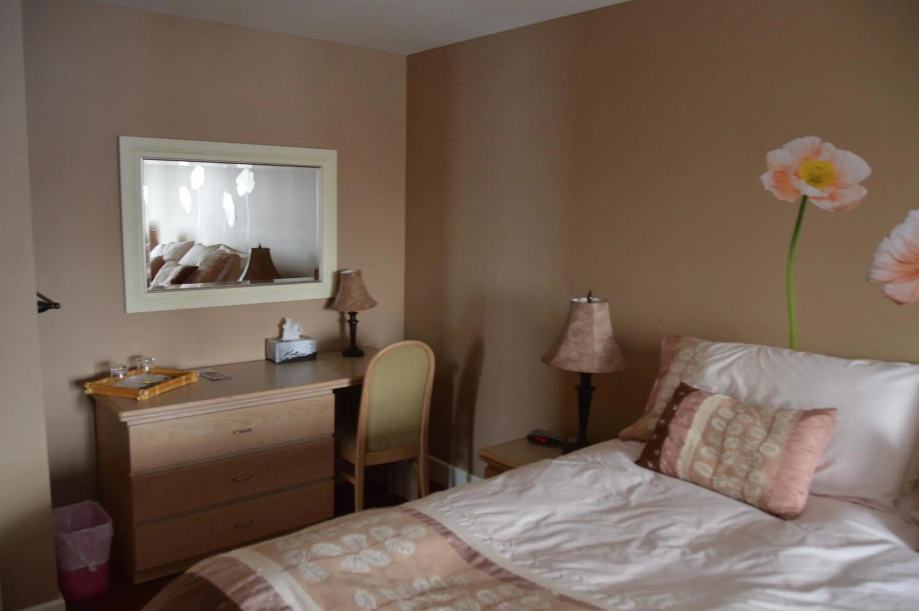Photo of the whole room, Bed in Lecomte De La Fontaine