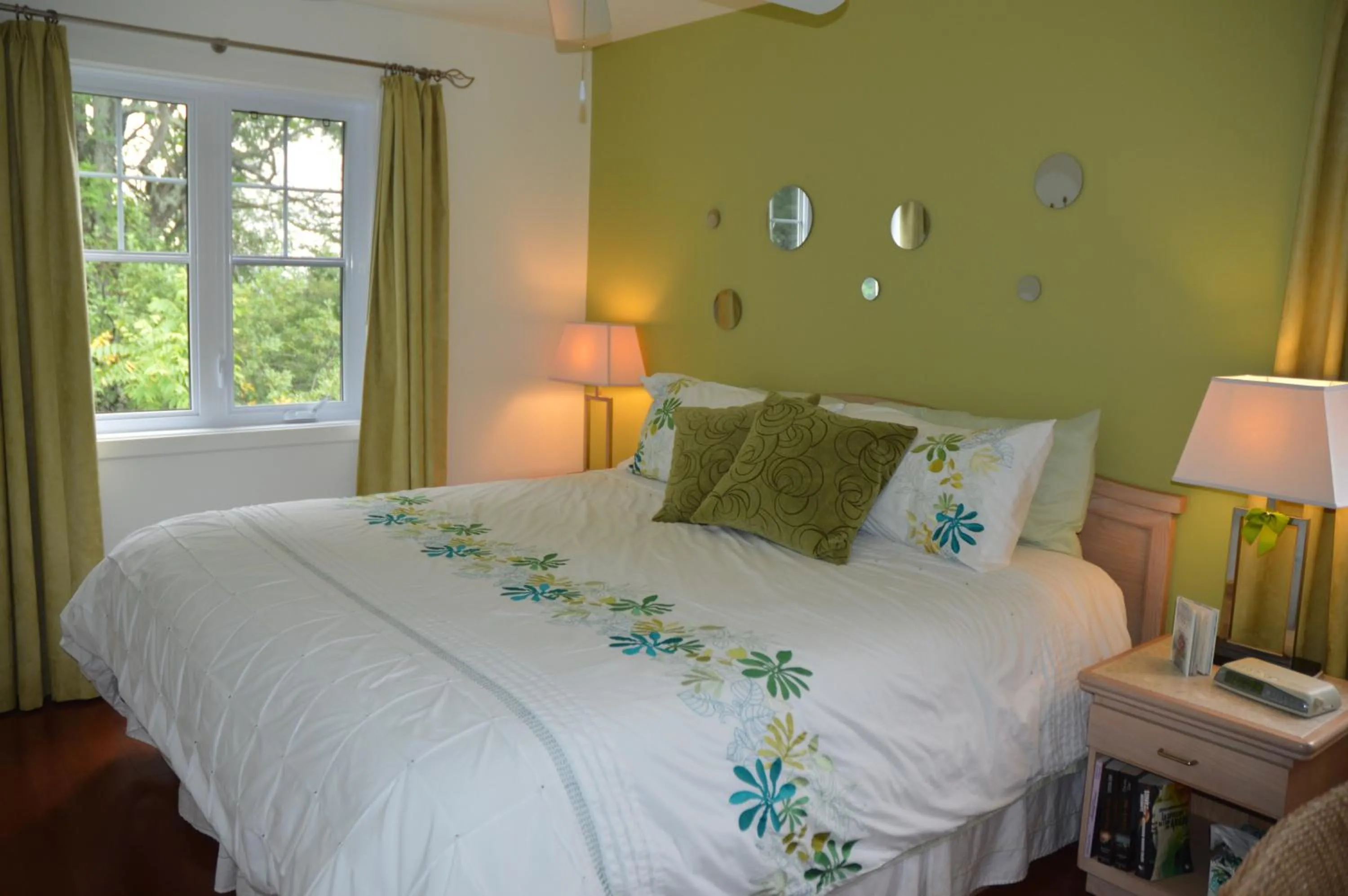 Photo of the whole room, Bed in Lecomte De La Fontaine