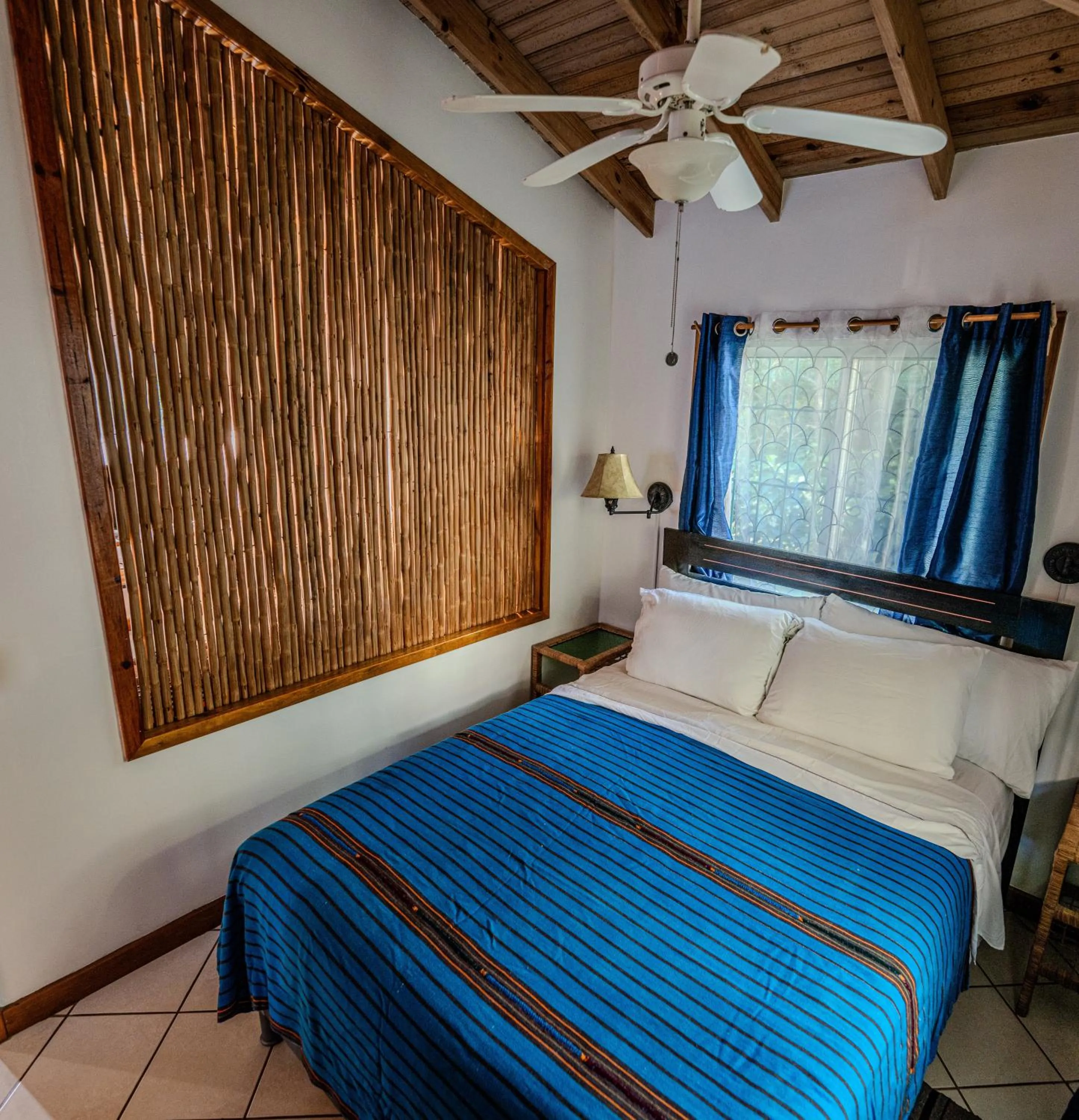 Bedroom, Bed in Seaside Inn Roatan