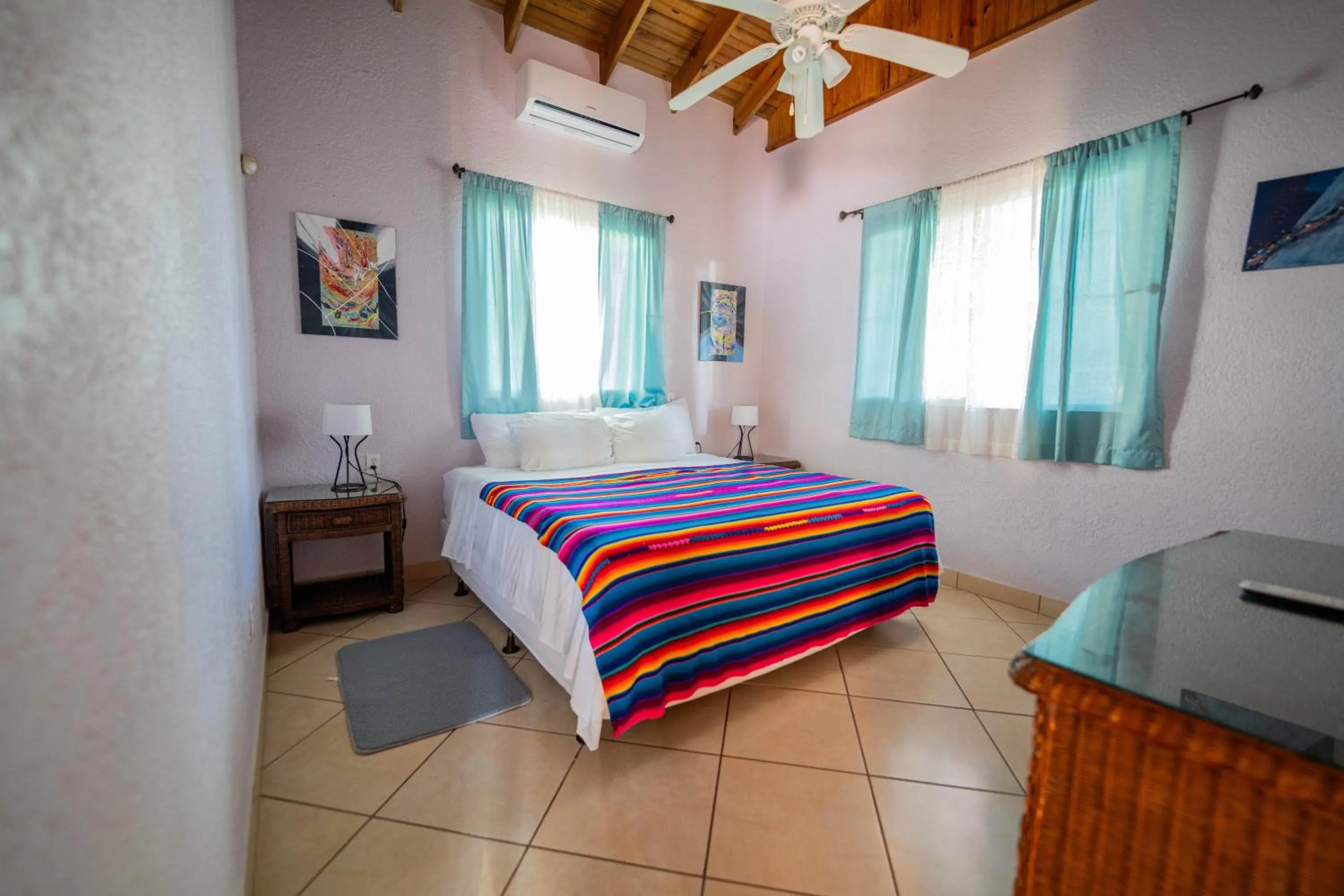 Photo of the whole room, Bed in Seaside Inn Roatan