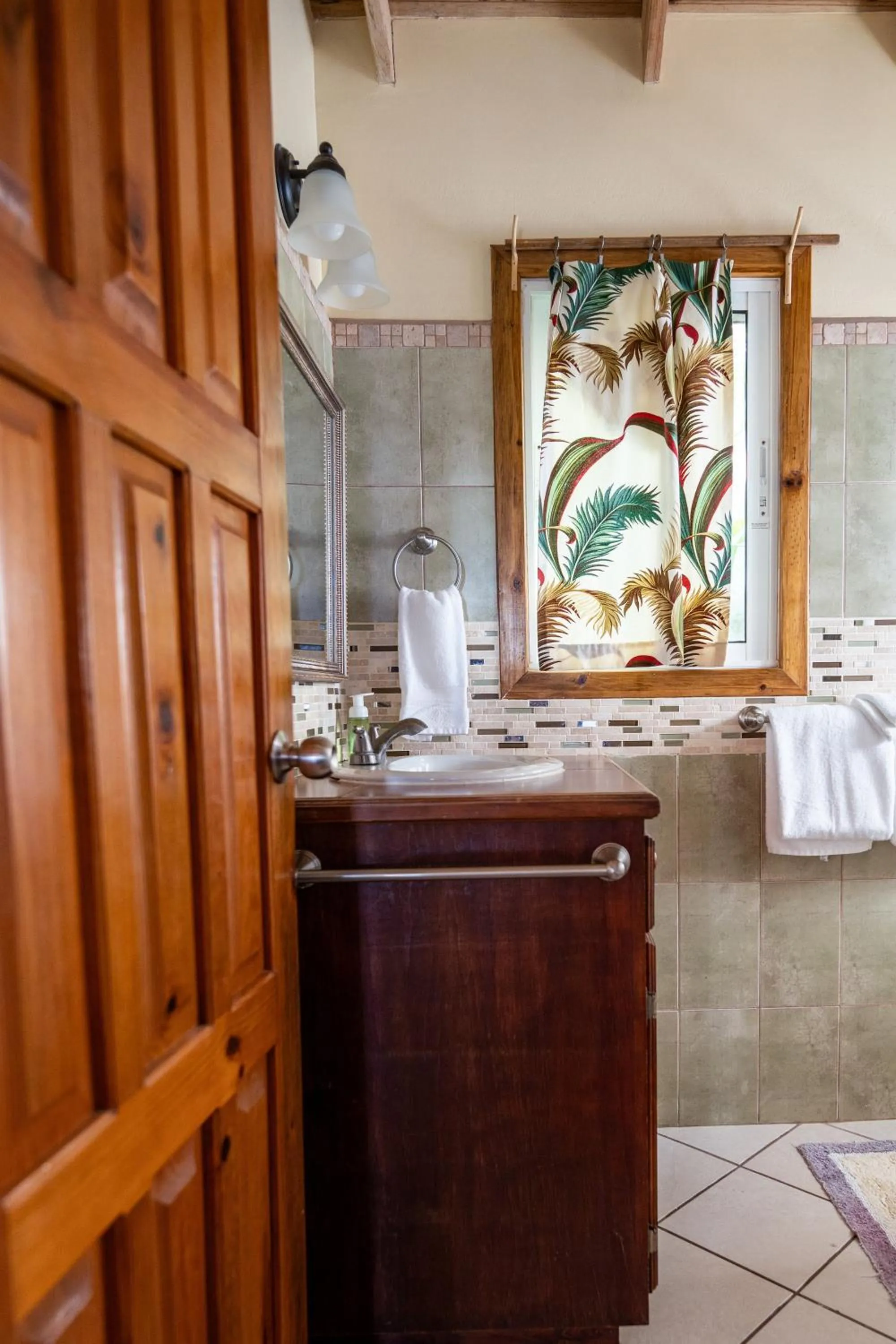 Bathroom in Seaside Inn Roatan