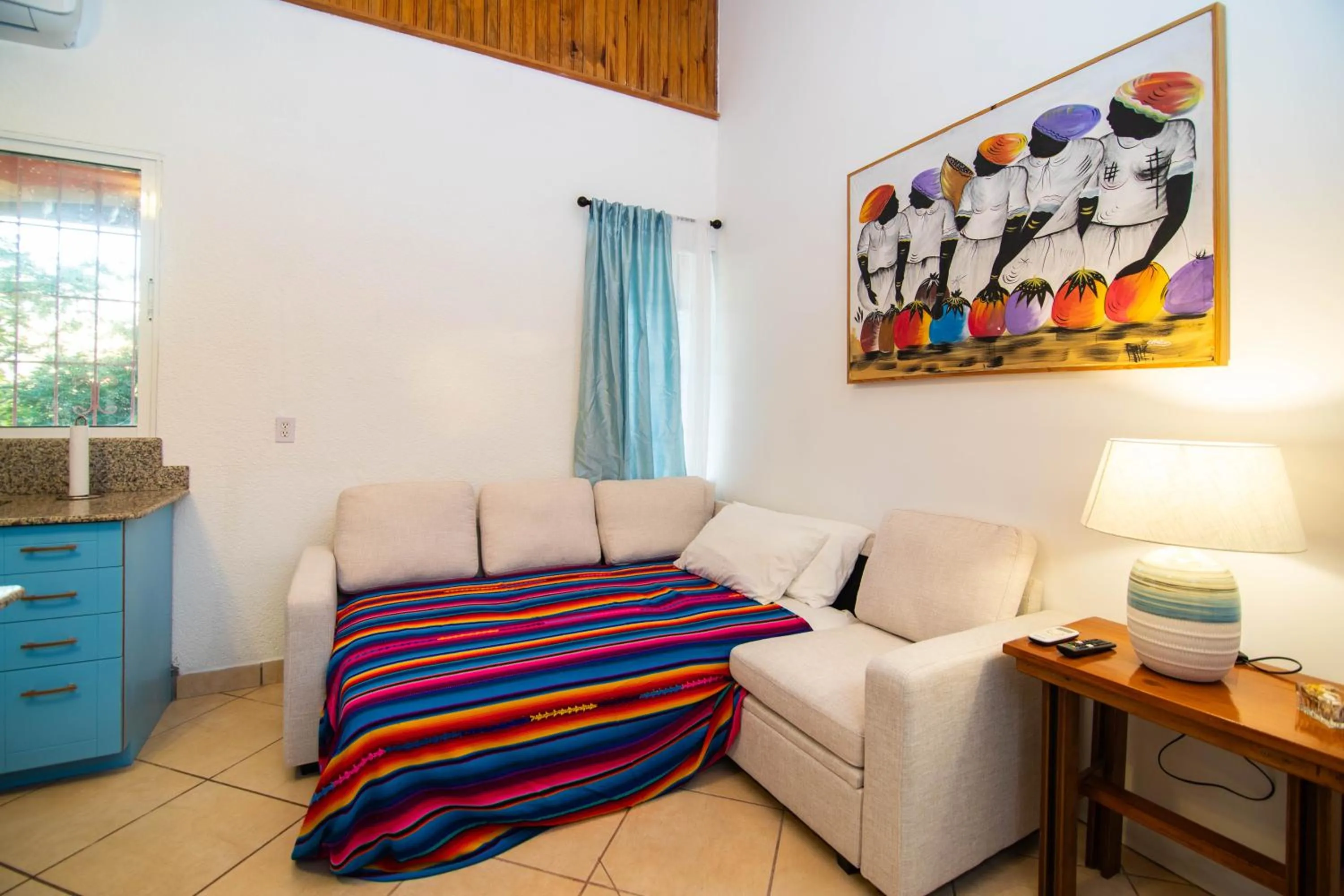 Living room, Bed in Seaside Inn Roatan