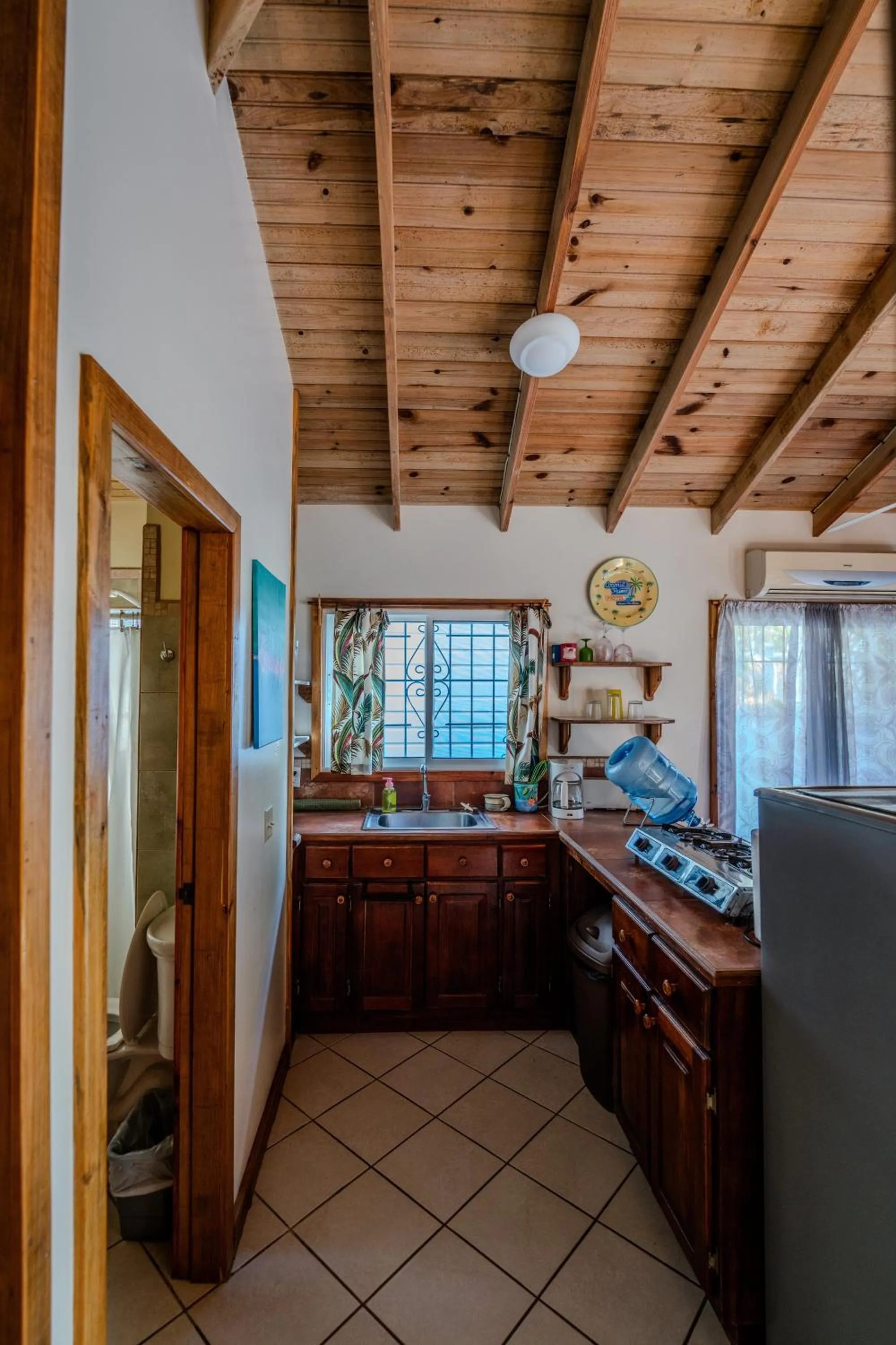 kitchen, Bed in Seaside Inn Roatan