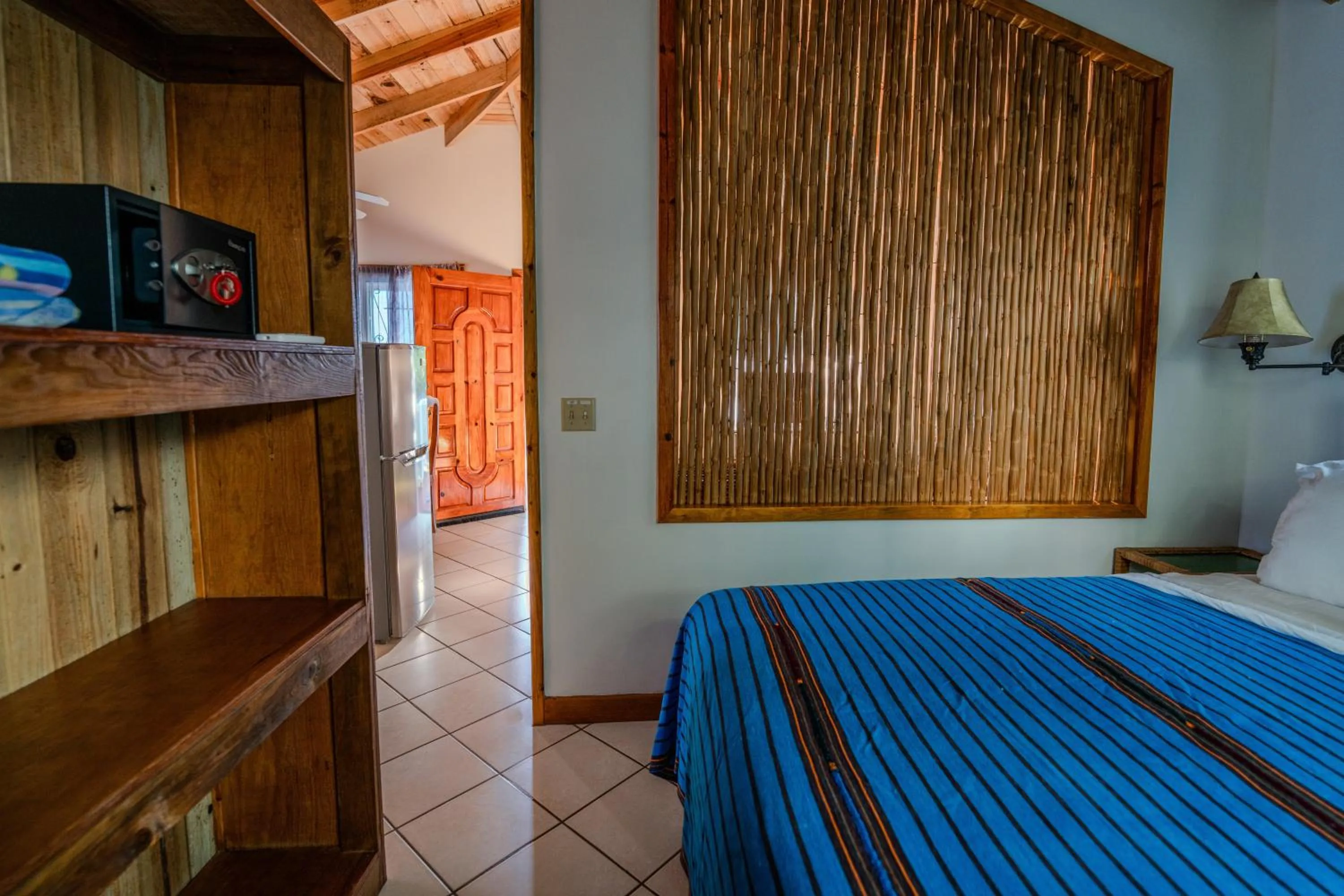 Bedroom, Bed in Seaside Inn Roatan