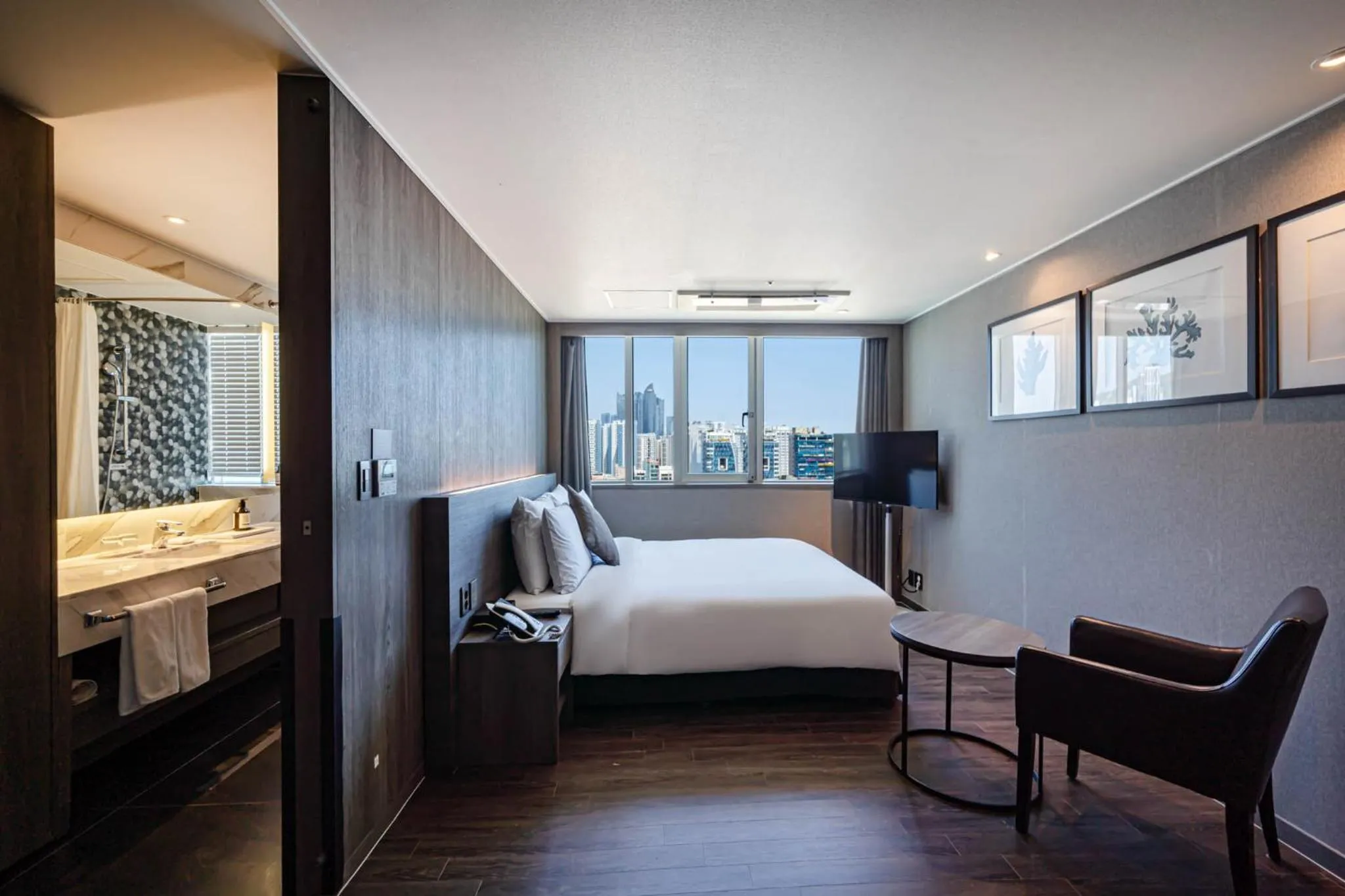 Bedroom, Bed in Kent Hotel Gwangalli by Kensington