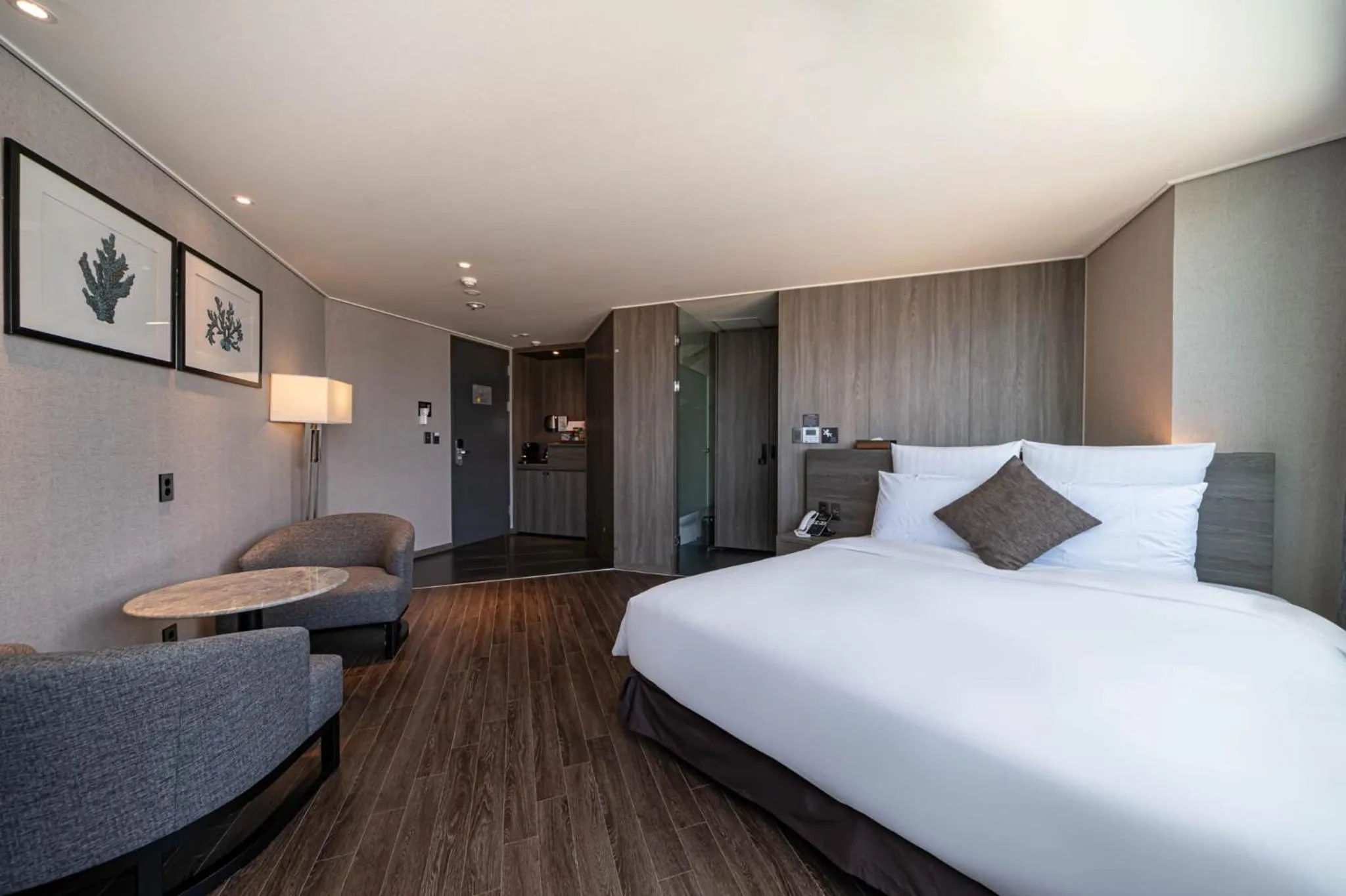 Bedroom, Bed in Kent Hotel Gwangalli by Kensington