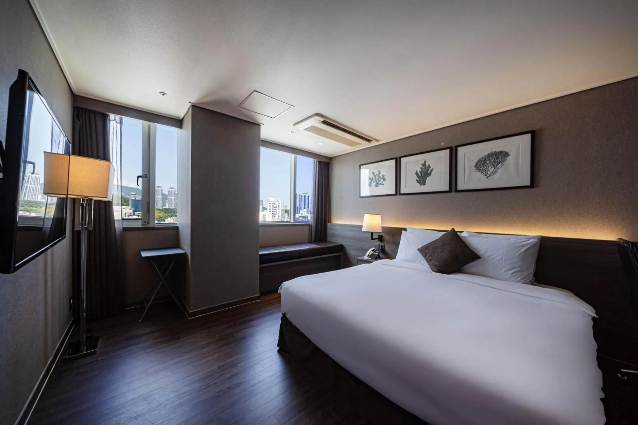 Bedroom, Bed in Kent Hotel Gwangalli by Kensington