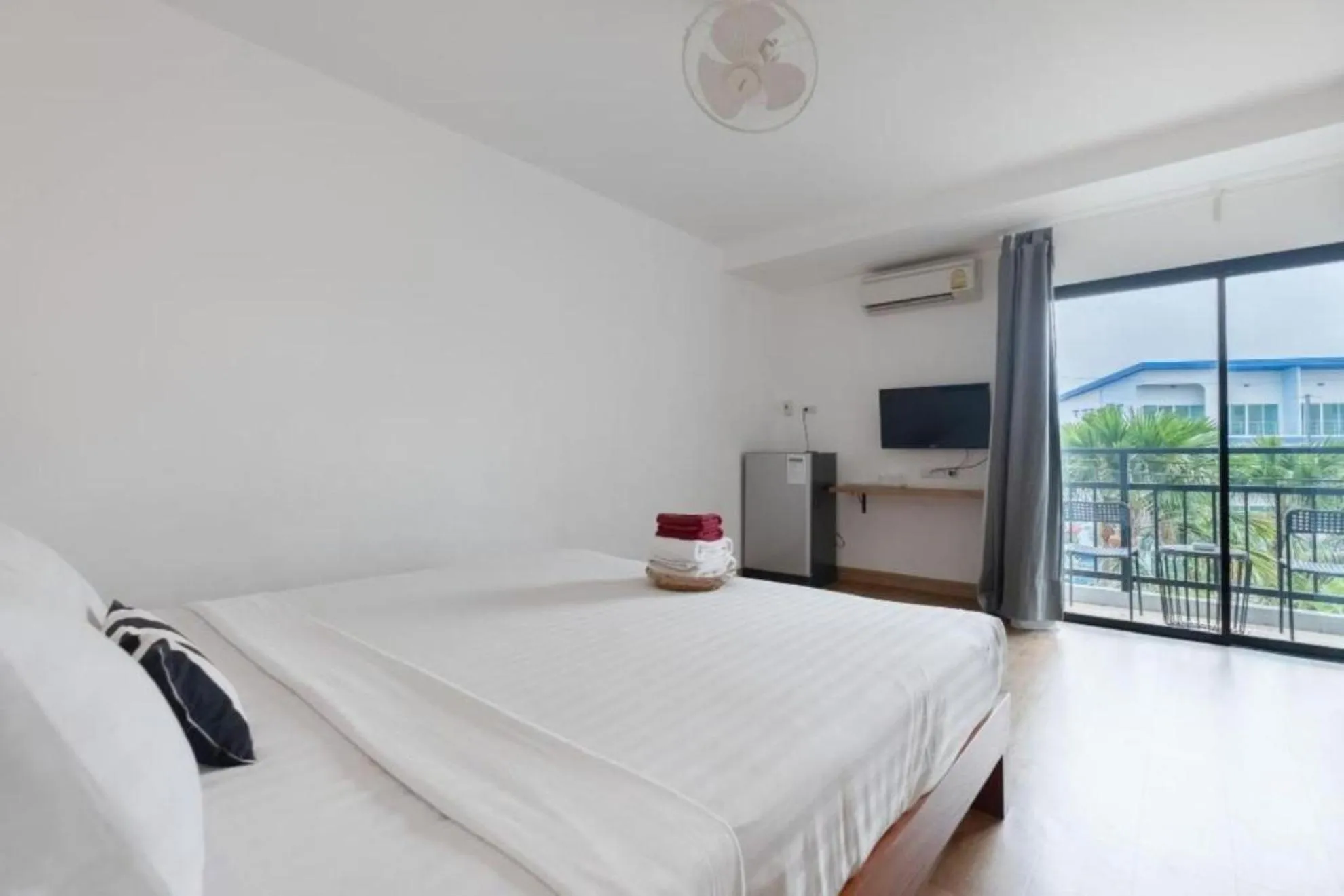 Bedroom, Bed in The Corner Lodge