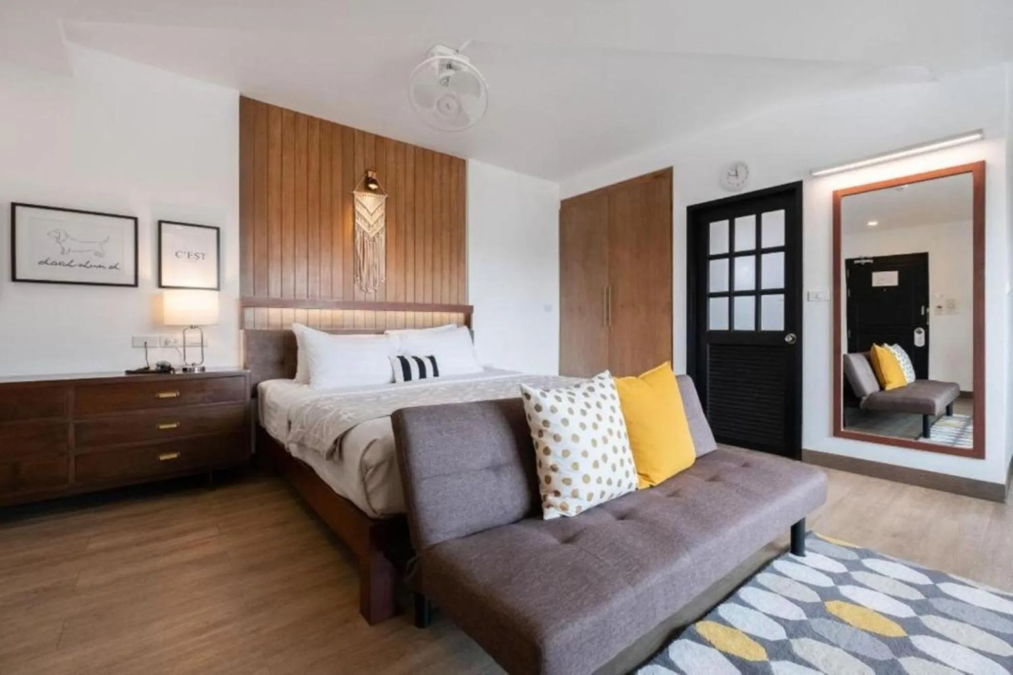 Bedroom, Bed in The Corner Lodge