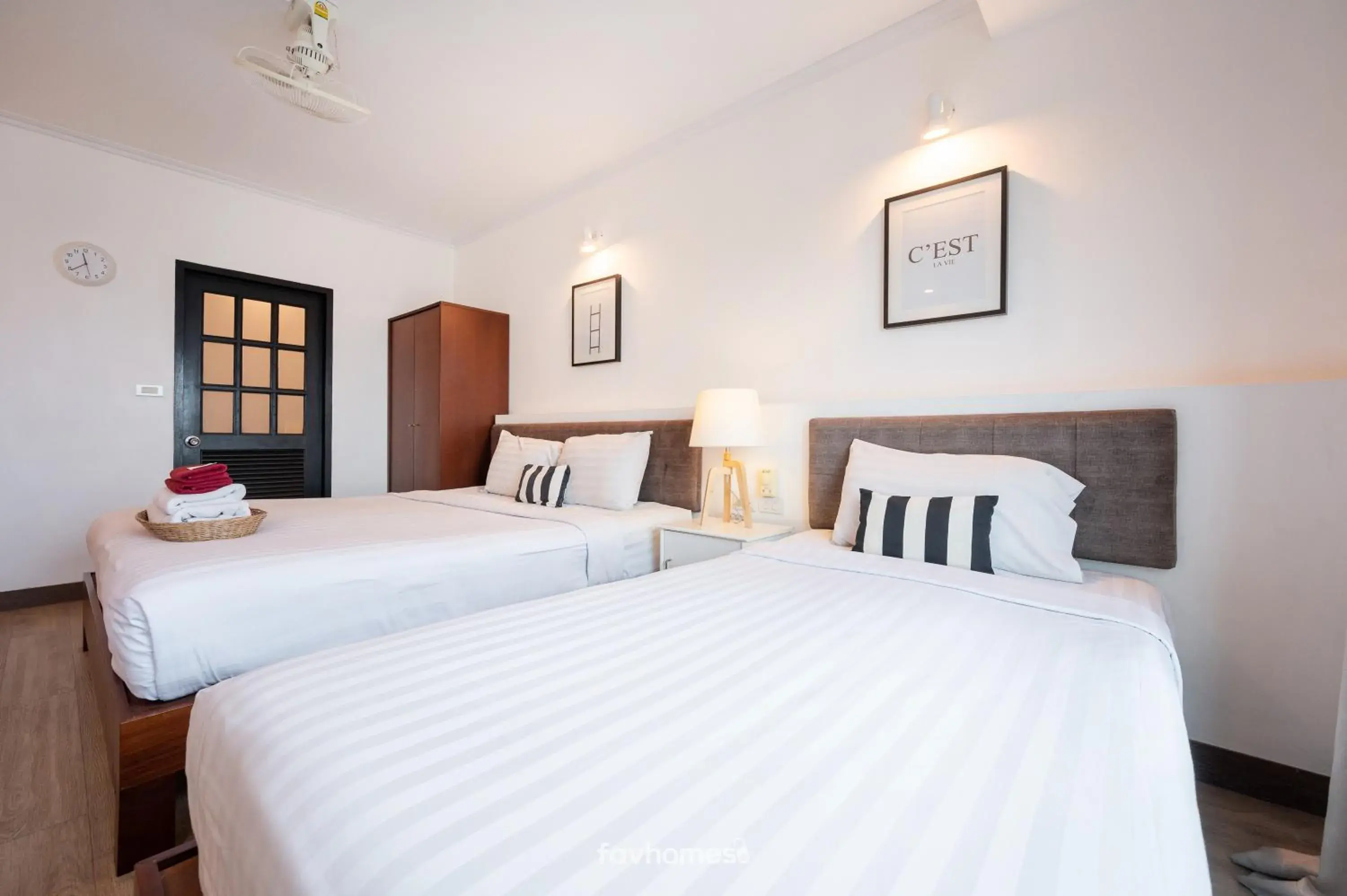 Bedroom, Bed in The Corner Lodge Bedroom, Bed in The Corner Lodge