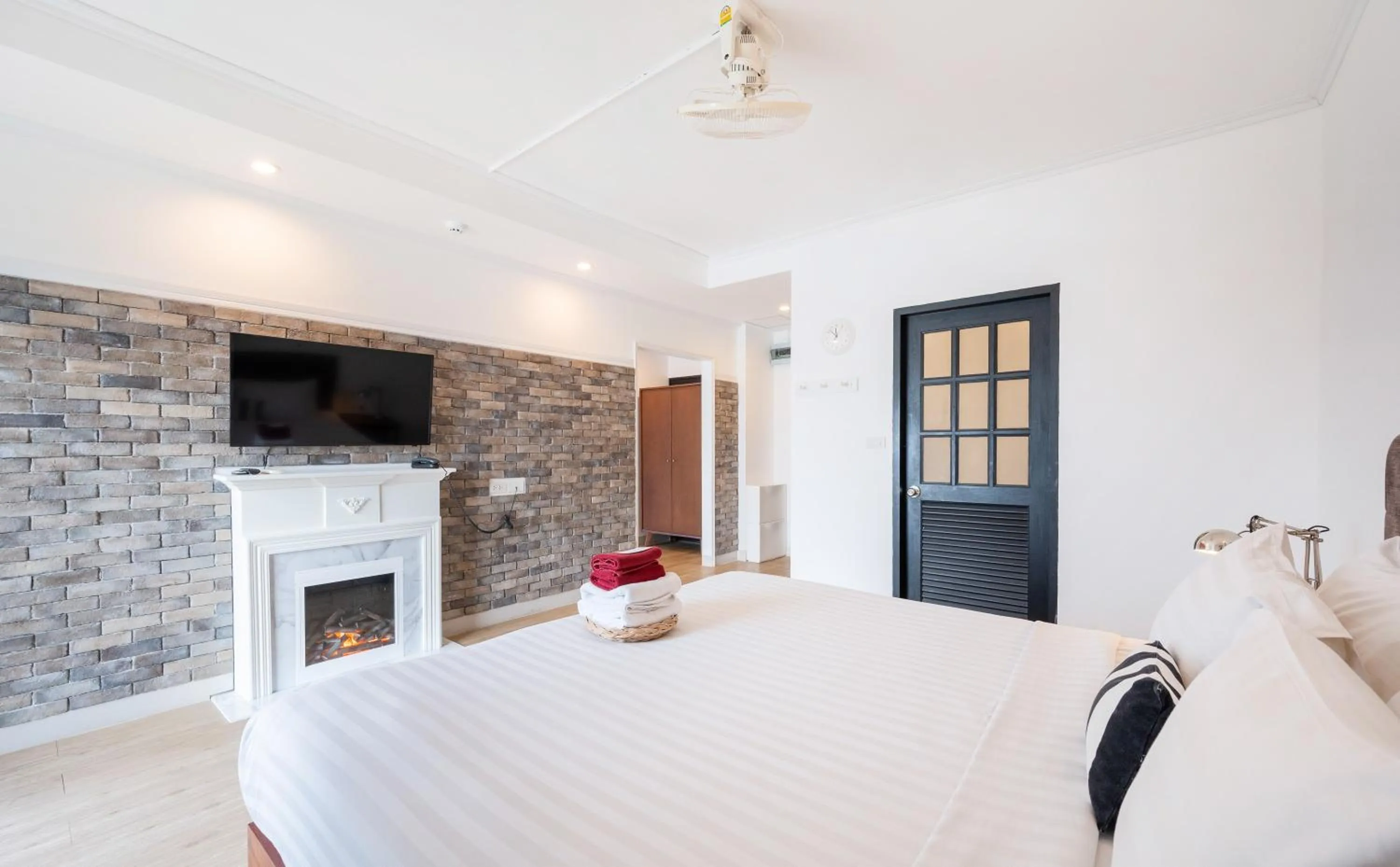 Bedroom, Bed in The Corner Lodge