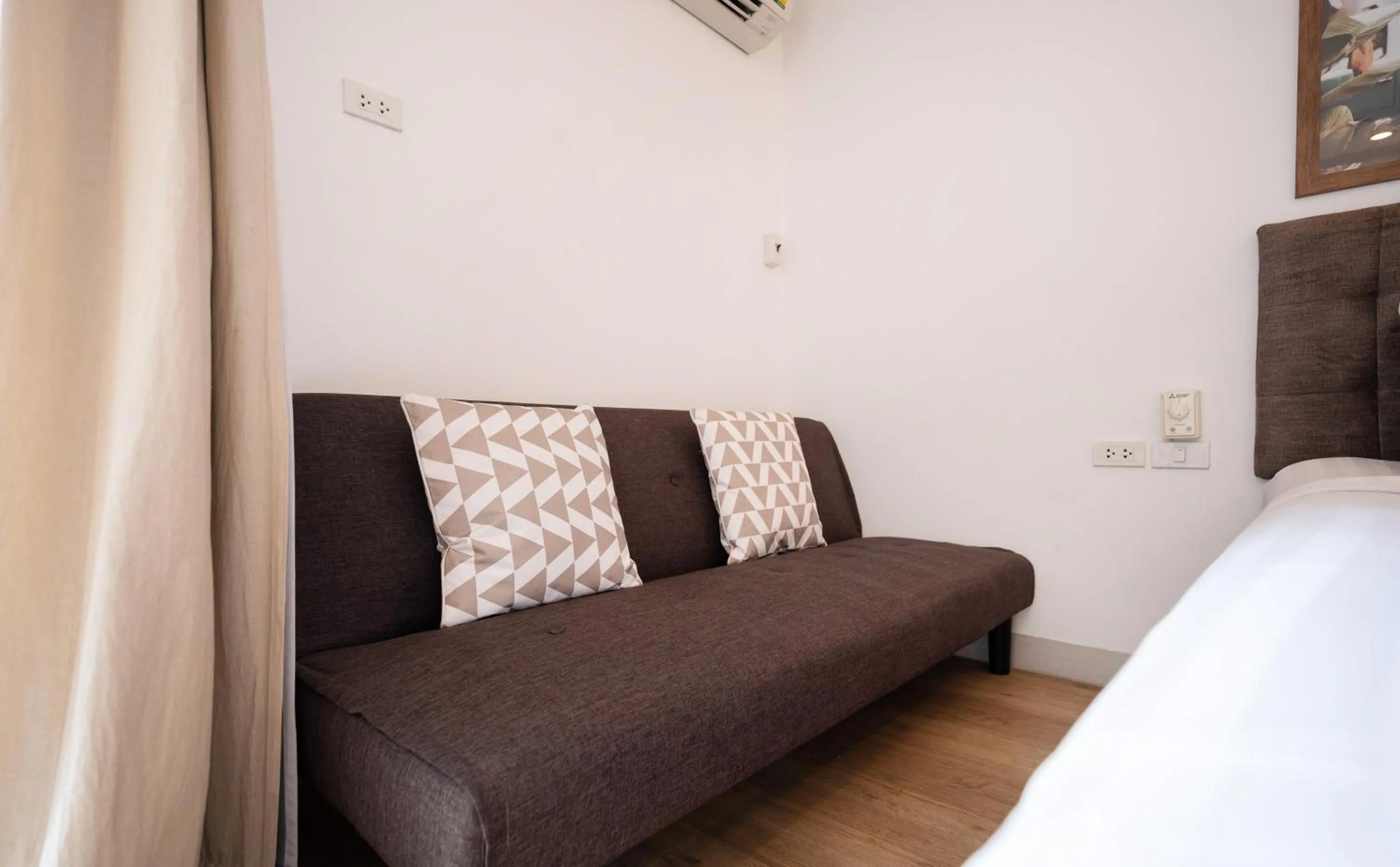 Bedroom, Bed in The Corner Lodge