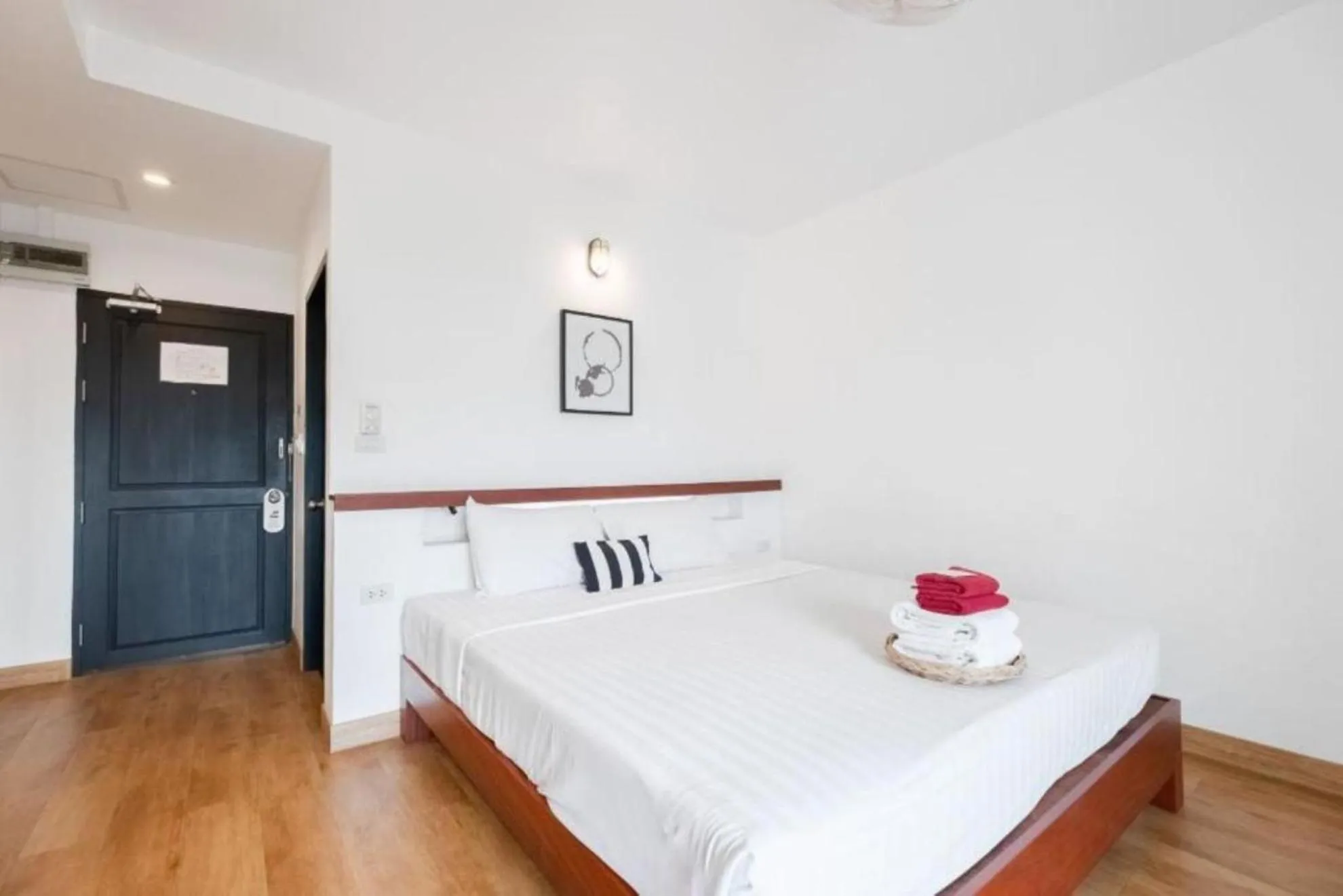 Bedroom, Bed in The Corner Lodge