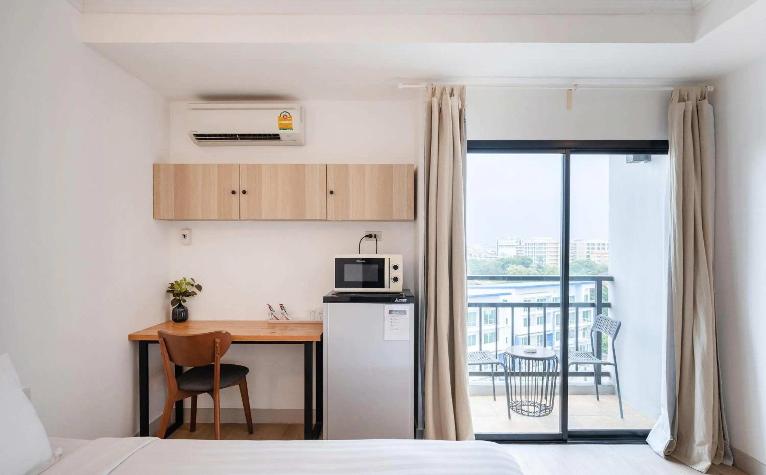 microwave, Bed in The Corner Lodge