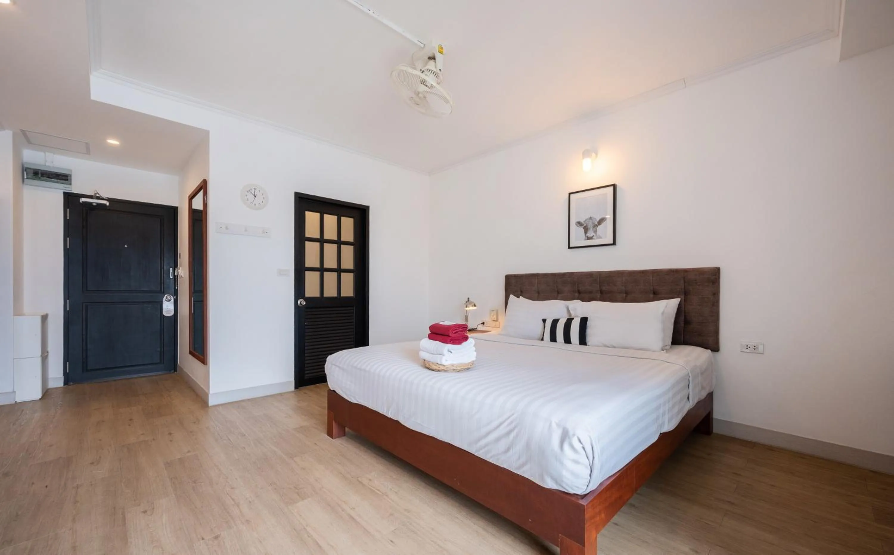 Bedroom, Bed in The Corner Lodge