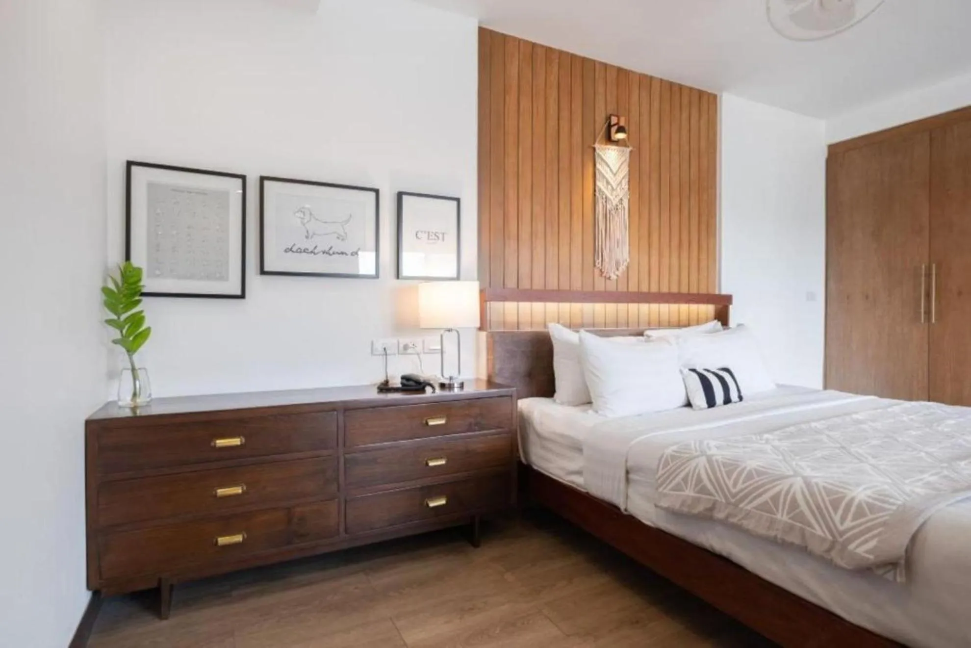 Bedroom, Bed in The Corner Lodge