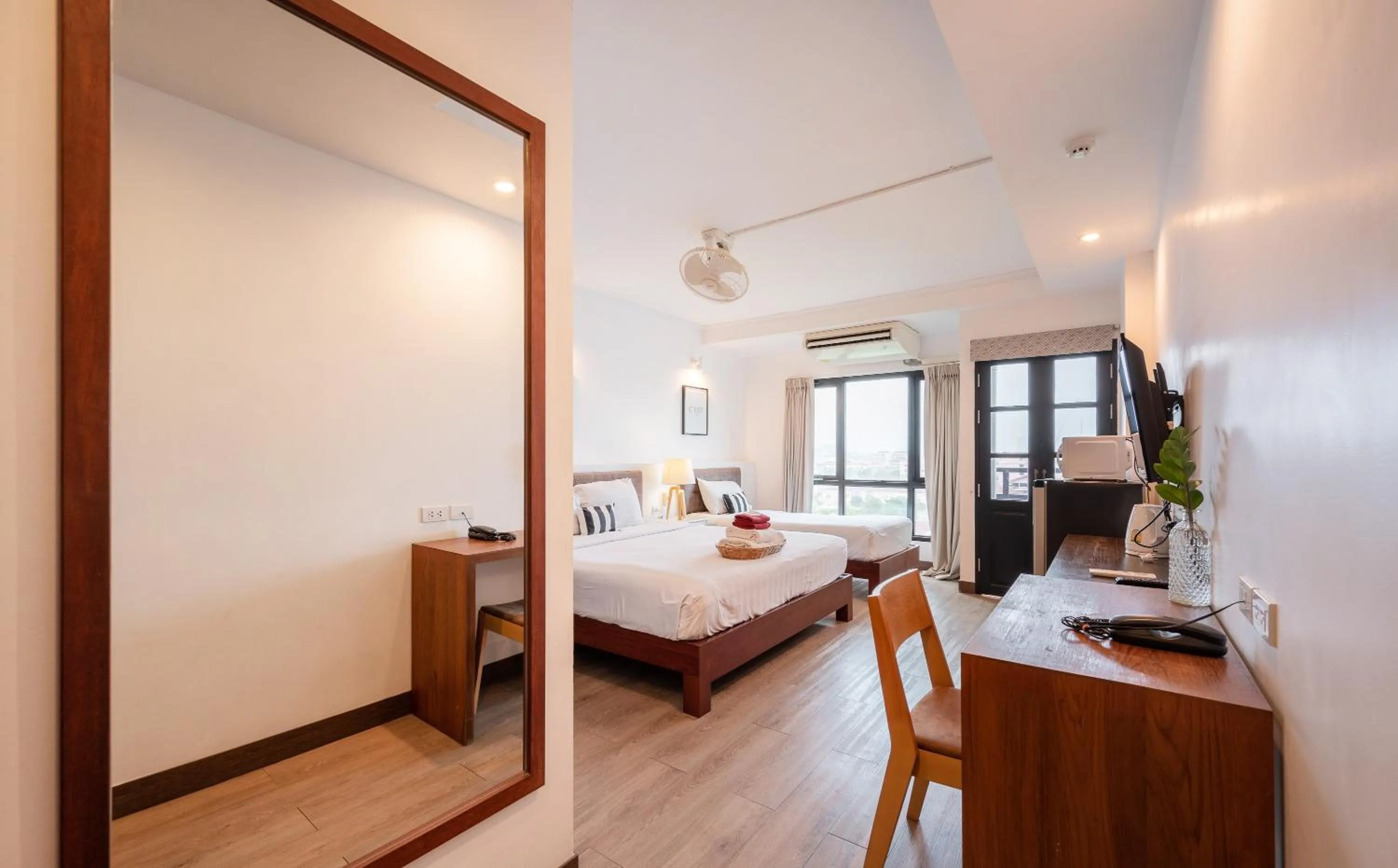 Bedroom, Bed in The Corner Lodge