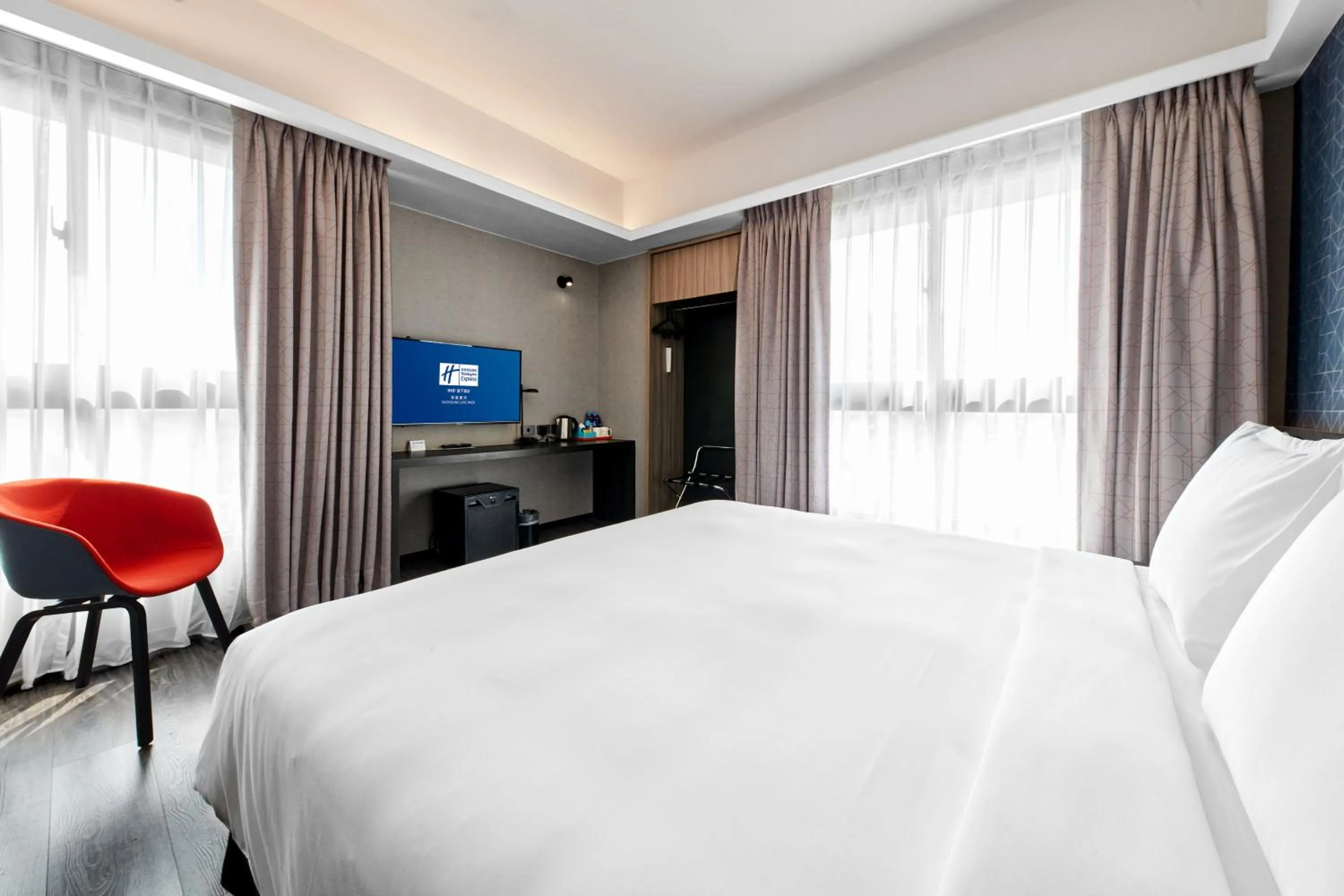 Photo of the whole room, Bed in Holiday Inn Express Kaohsiung Love River by IHG