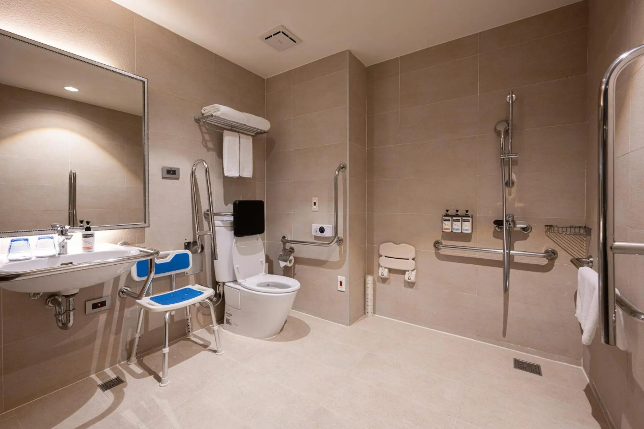 Photo of the whole room in Holiday Inn Express Kaohsiung Love River by IHG