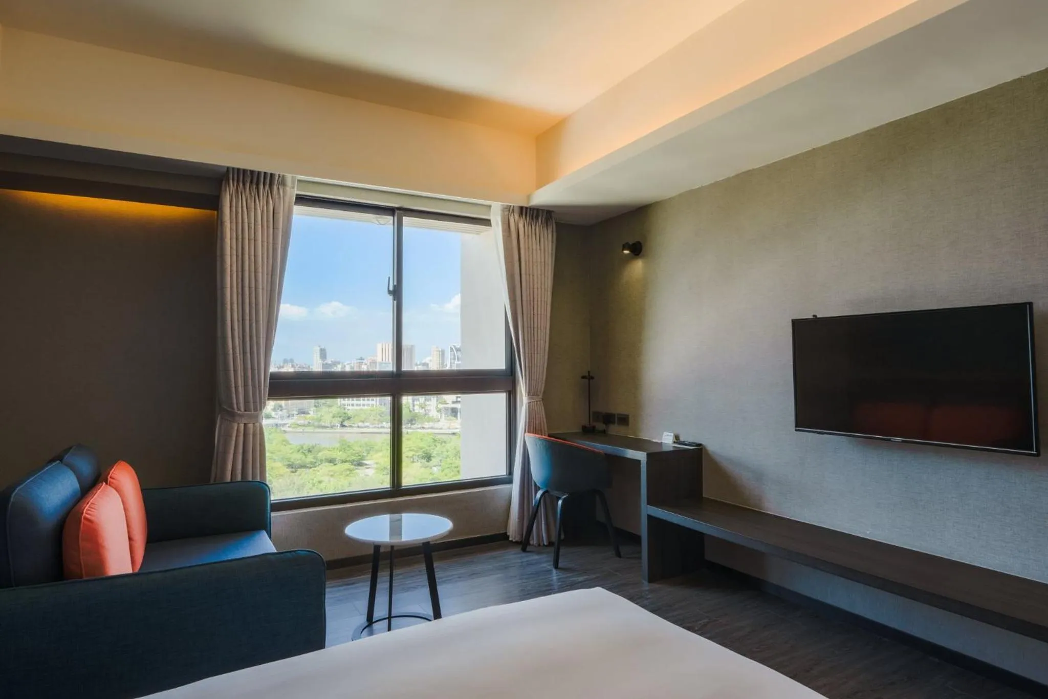 Photo of the whole room, Bed in Holiday Inn Express Kaohsiung Love River by IHG
