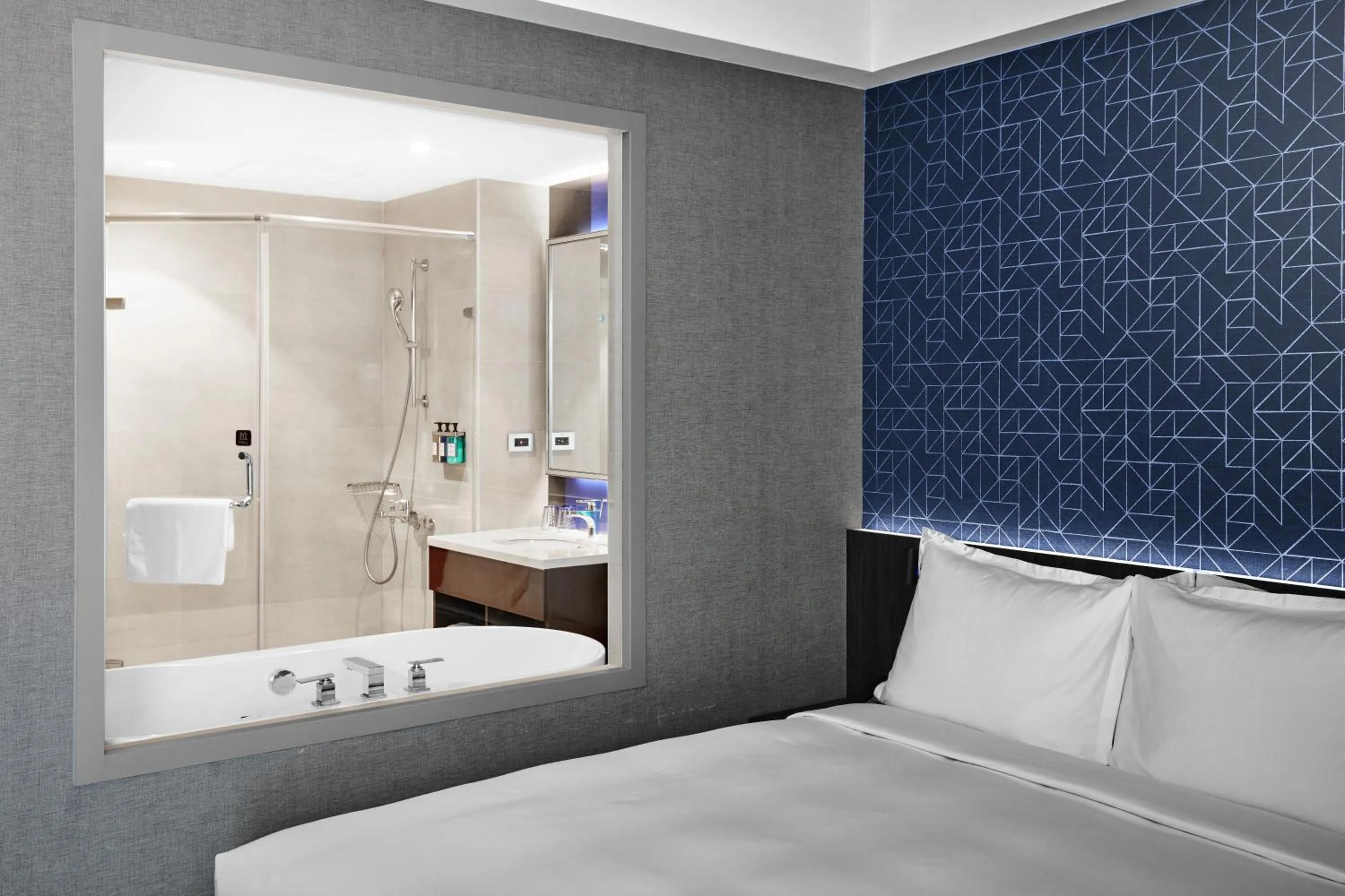 Bathroom, Bed in Holiday Inn Express Kaohsiung Love River by IHG