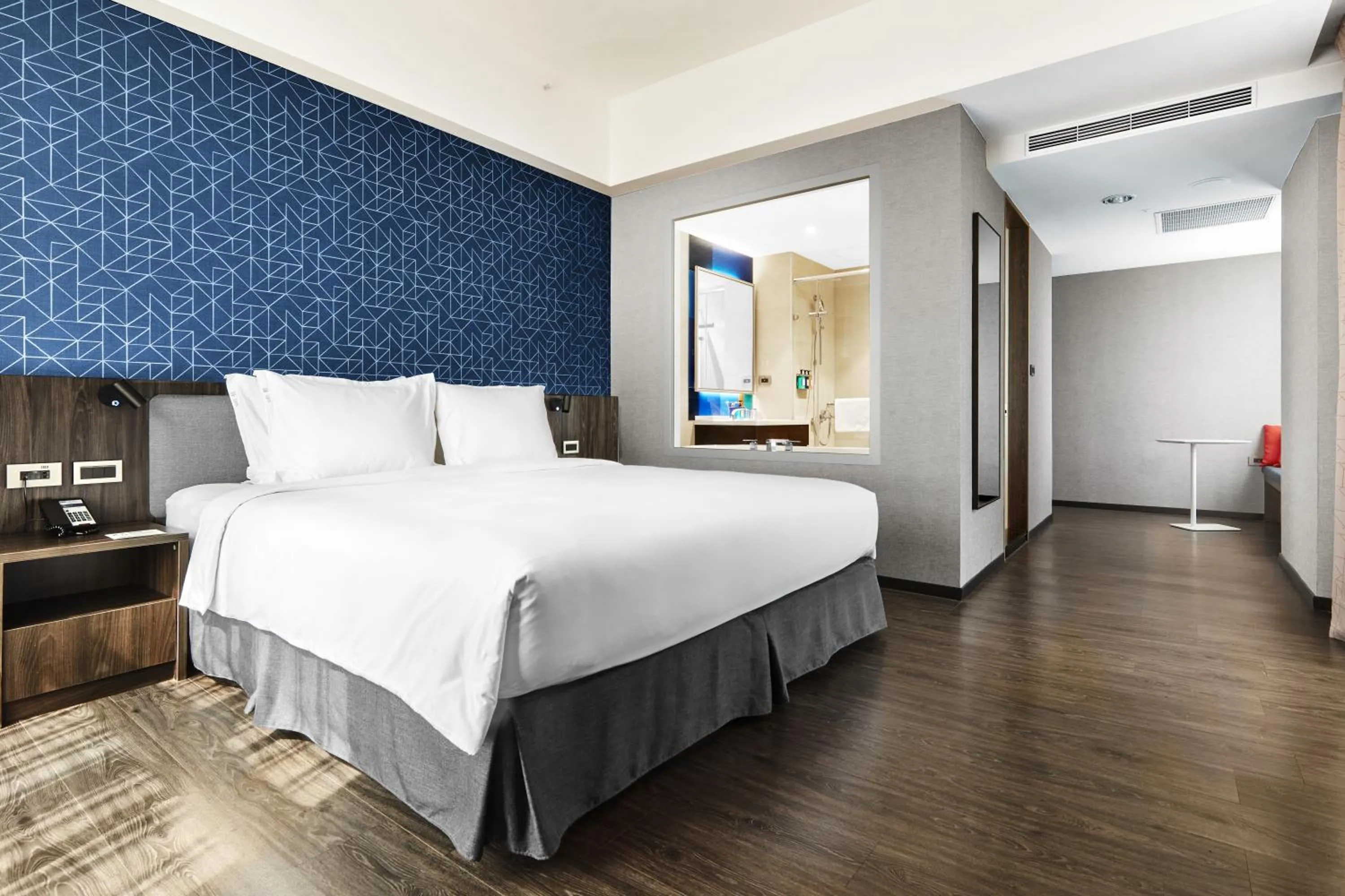 Photo of the whole room, Bed in Holiday Inn Express Kaohsiung Love River by IHG