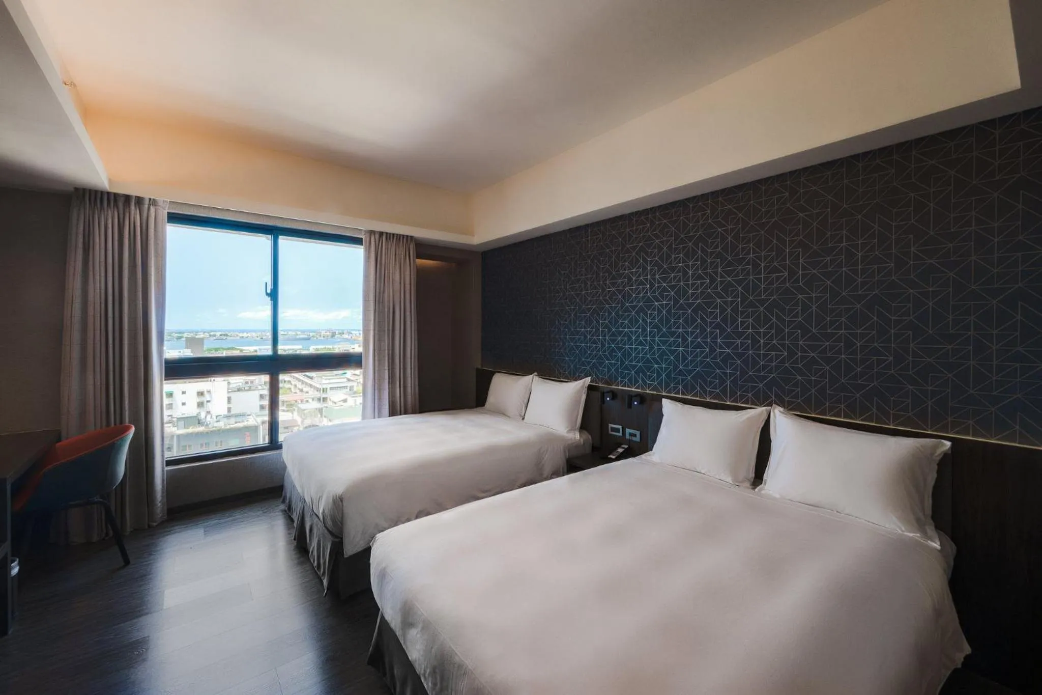 Photo of the whole room, Bed in Holiday Inn Express Kaohsiung Love River by IHG