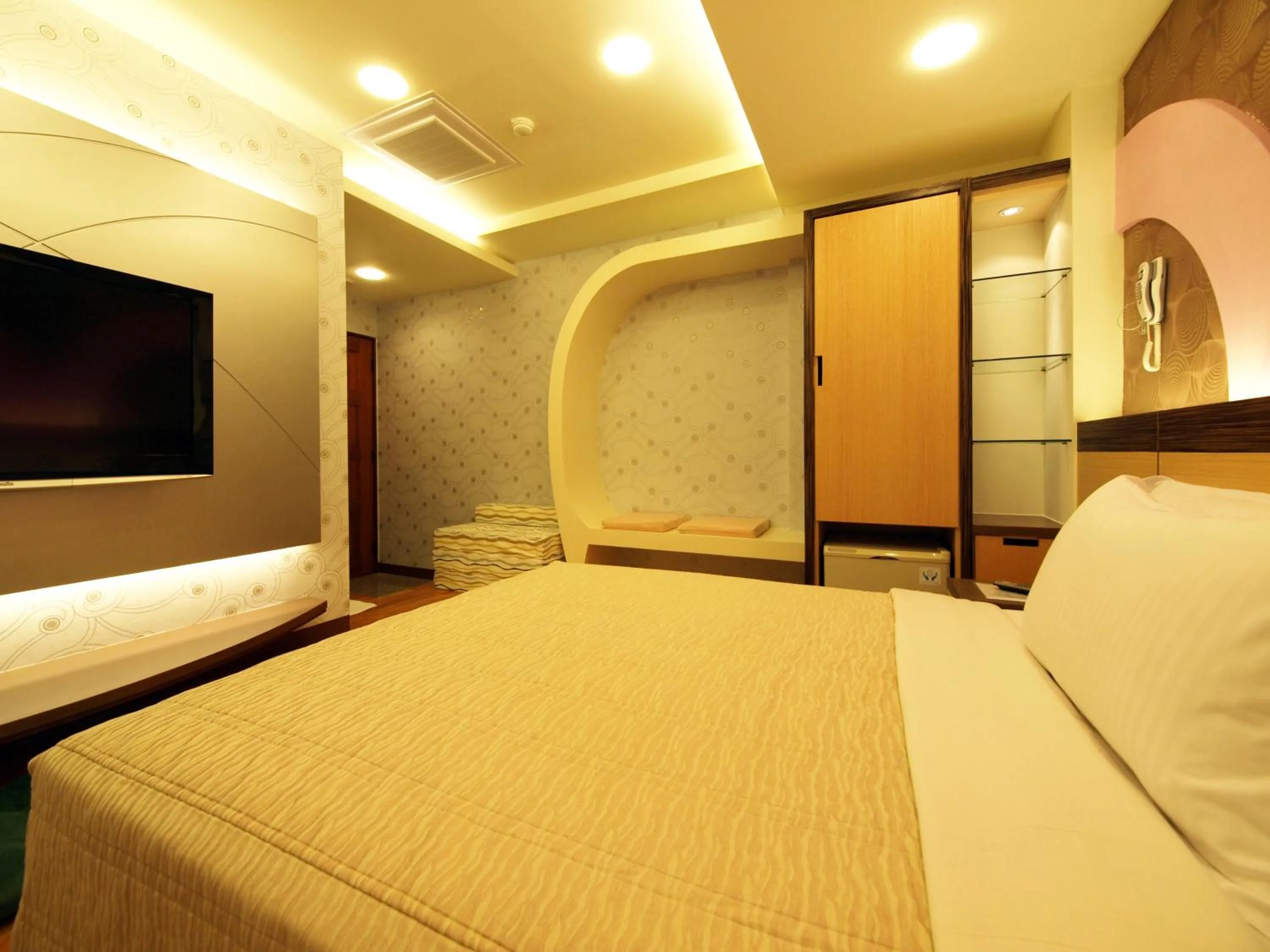 Photo of the whole room, Bed in Ibiza Inn Kenting II