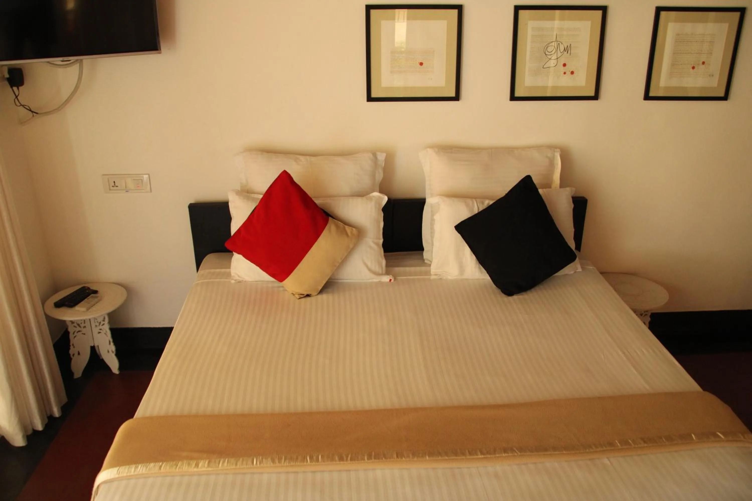 Bedroom, Bed in Petit Elephant