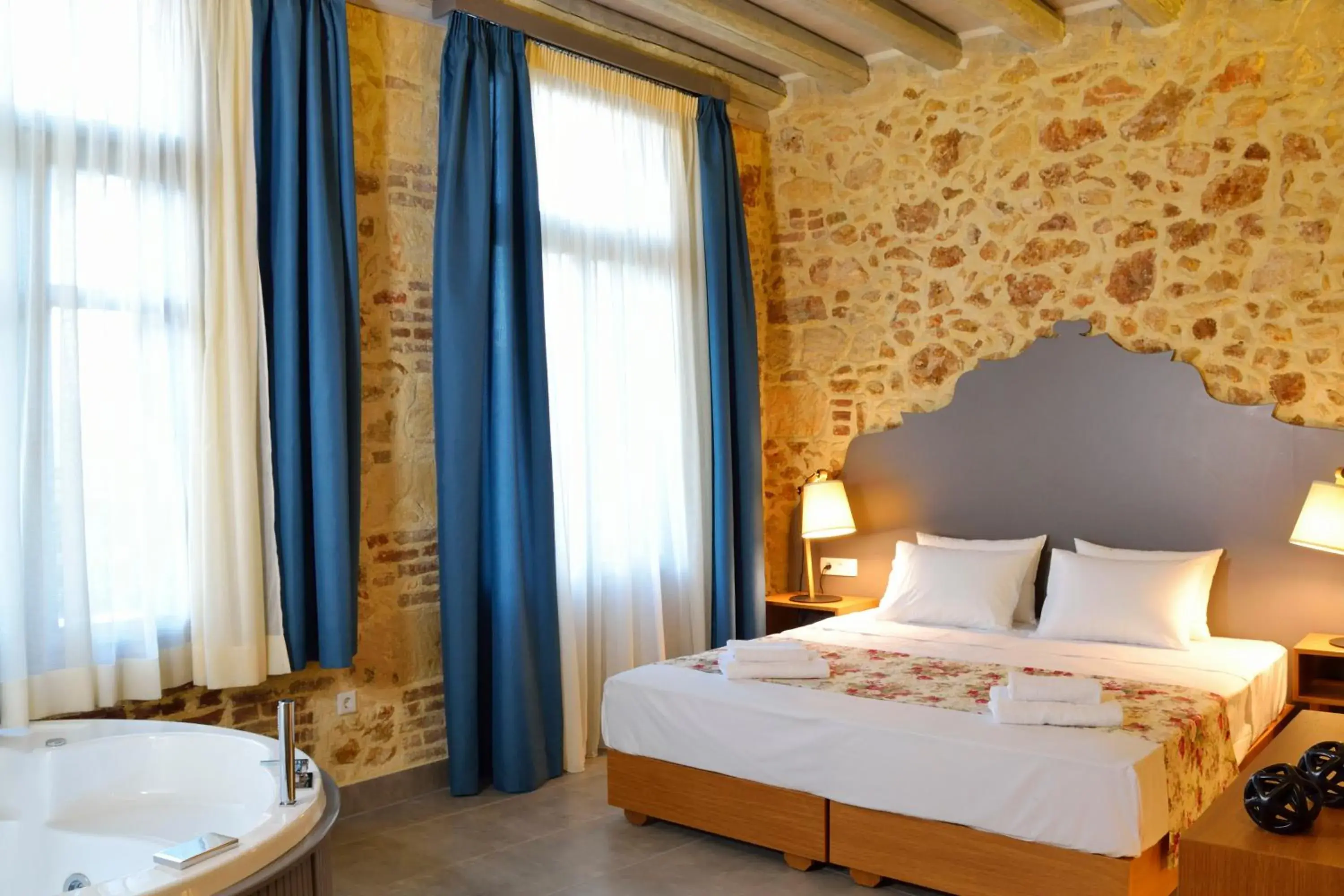 Superior Room with Hot Tub in Elia Kentron Superior Room with Hot Tub in Elia Kentron