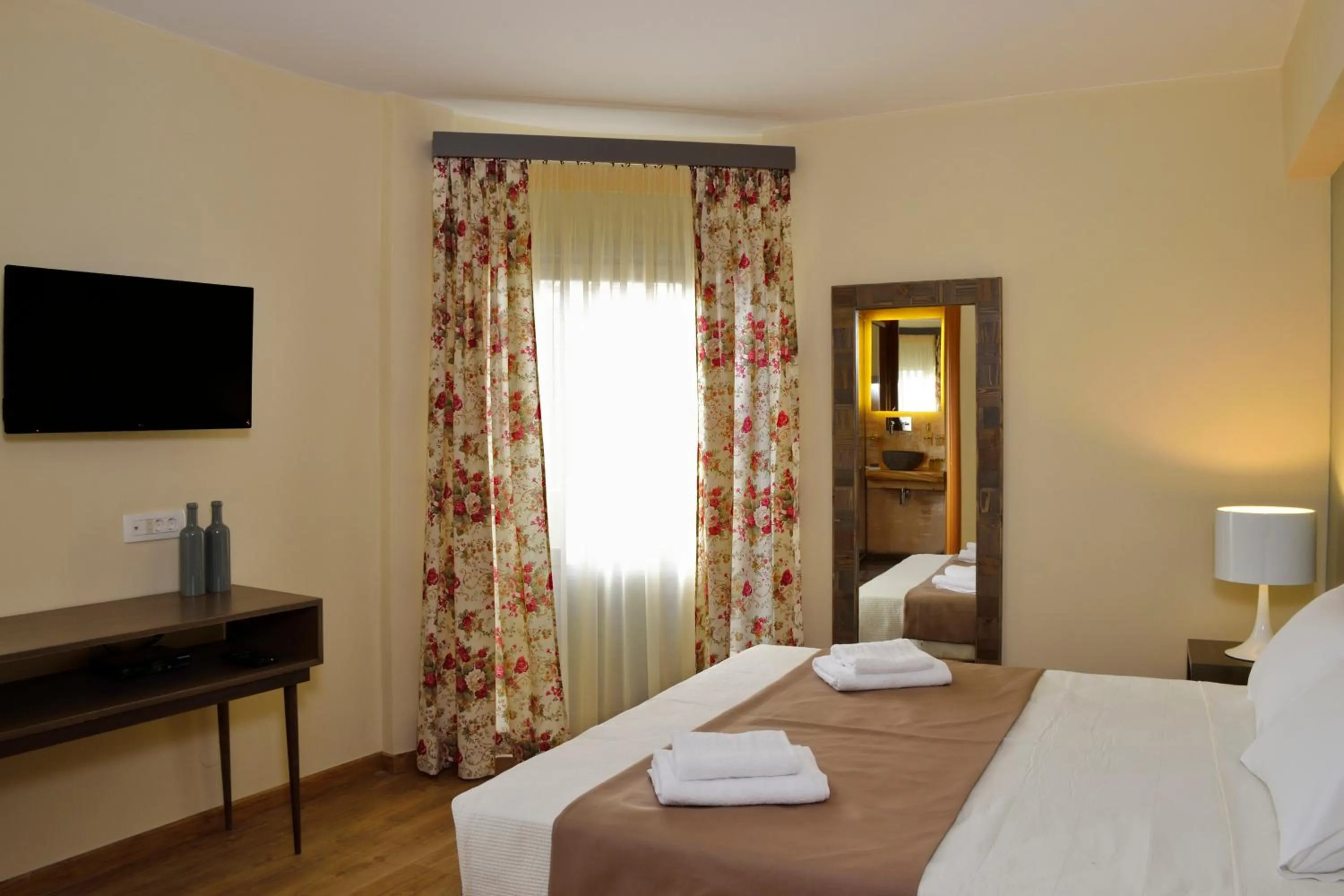 Day, Bed in Elia Kentron