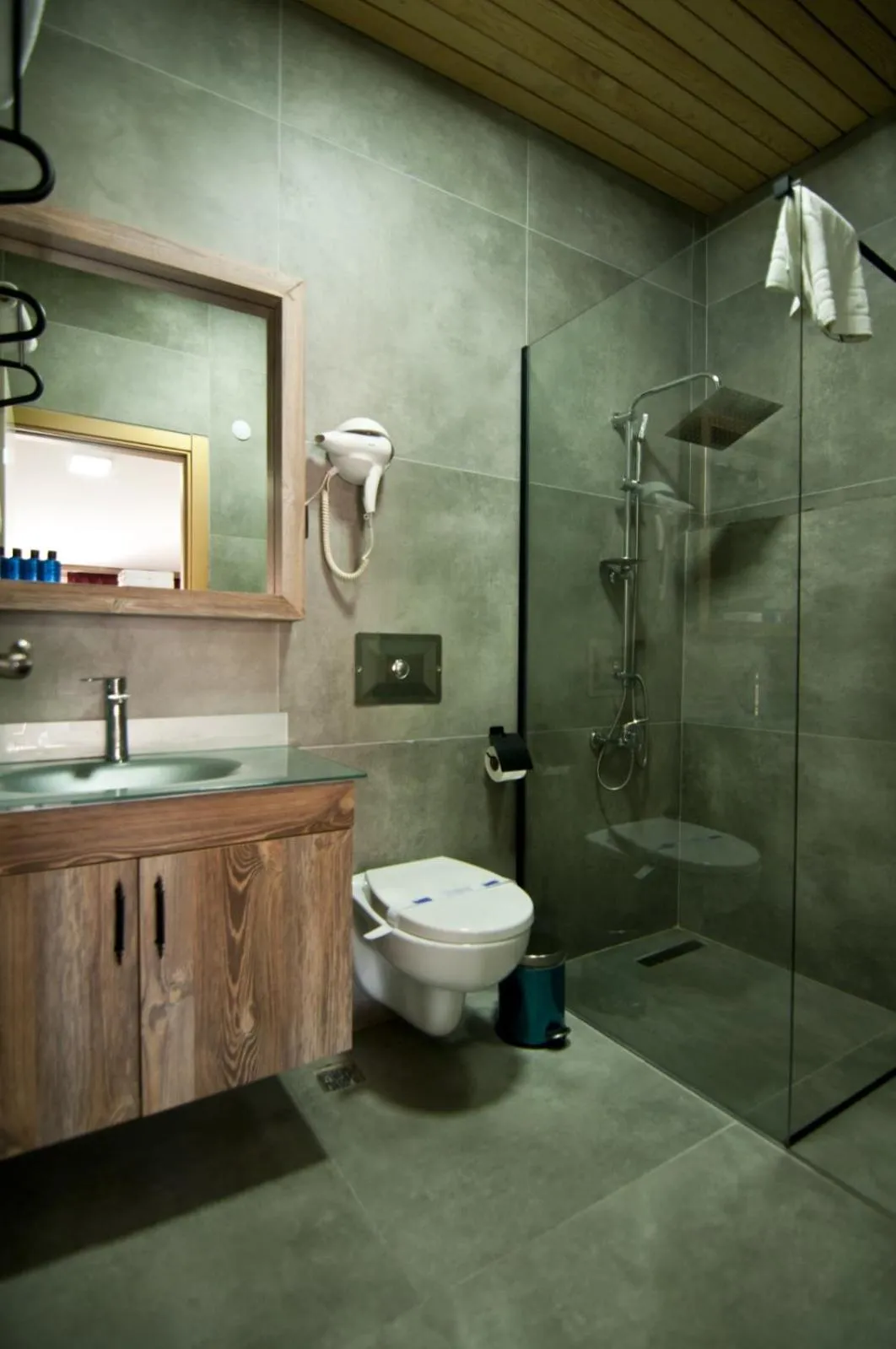 Shower in Vali Konak Hotel Nişantaşı