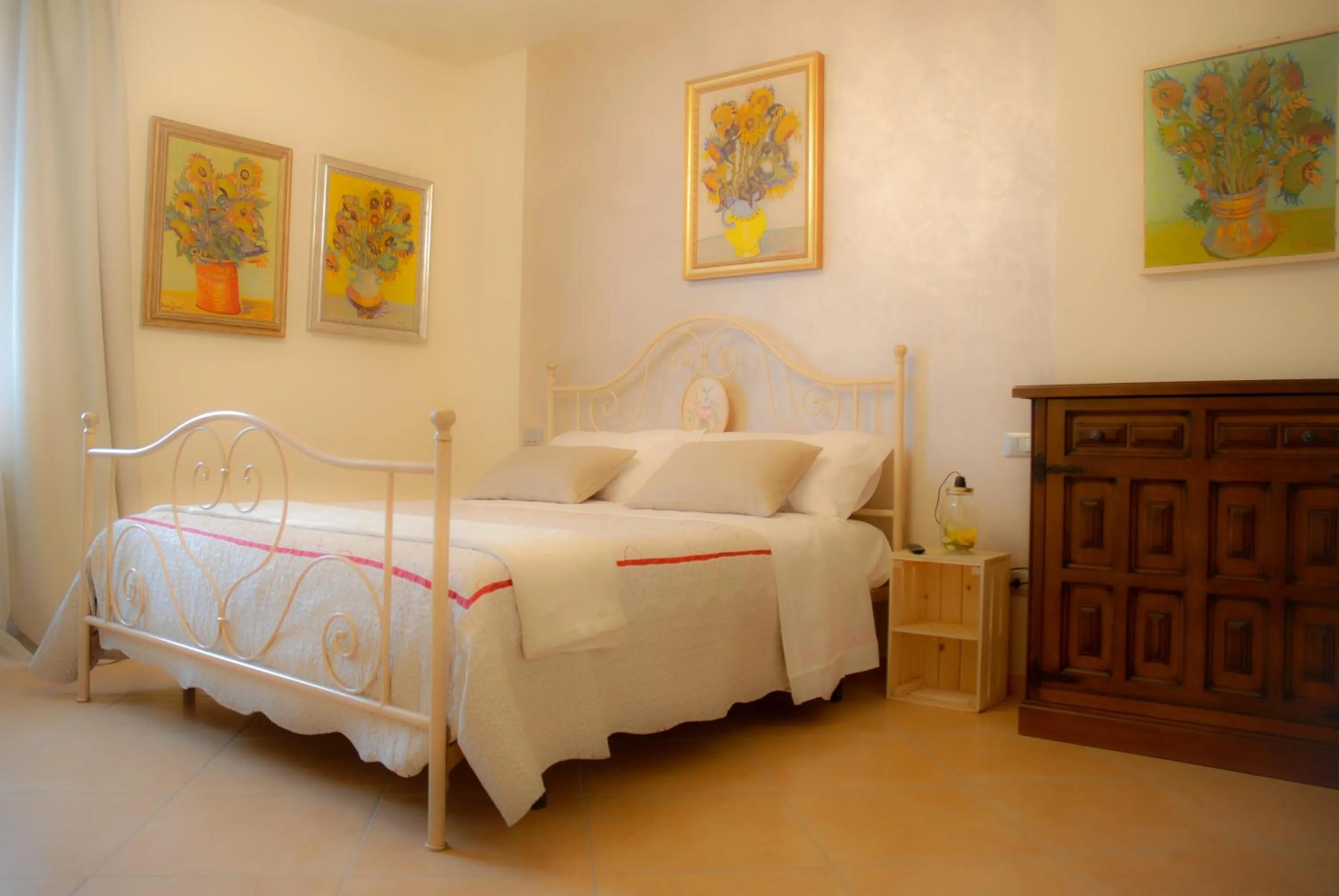 Photo of the whole room, Bed in Art Gallery Rooms