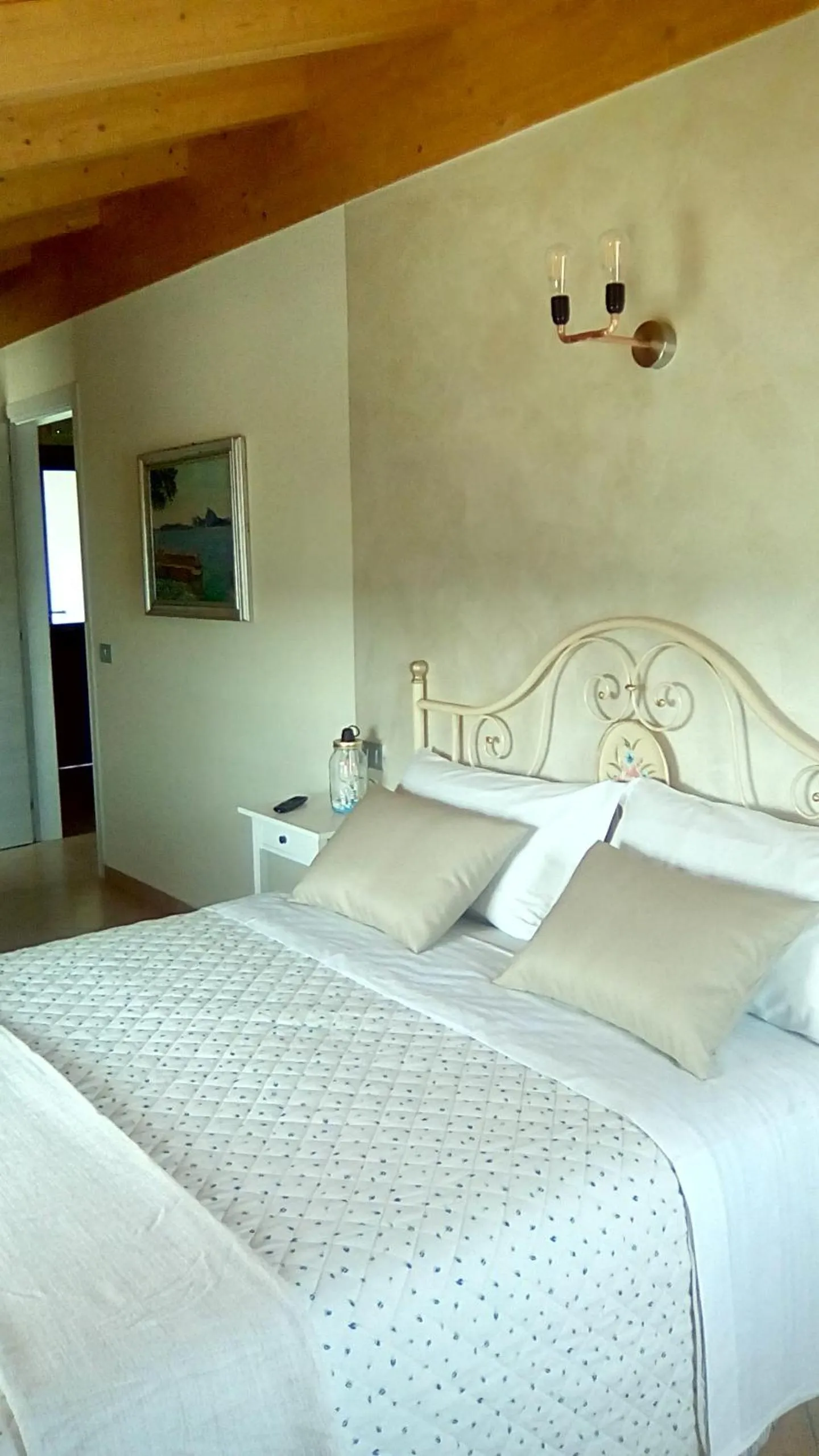 Photo of the whole room, Bed in Art Gallery Rooms