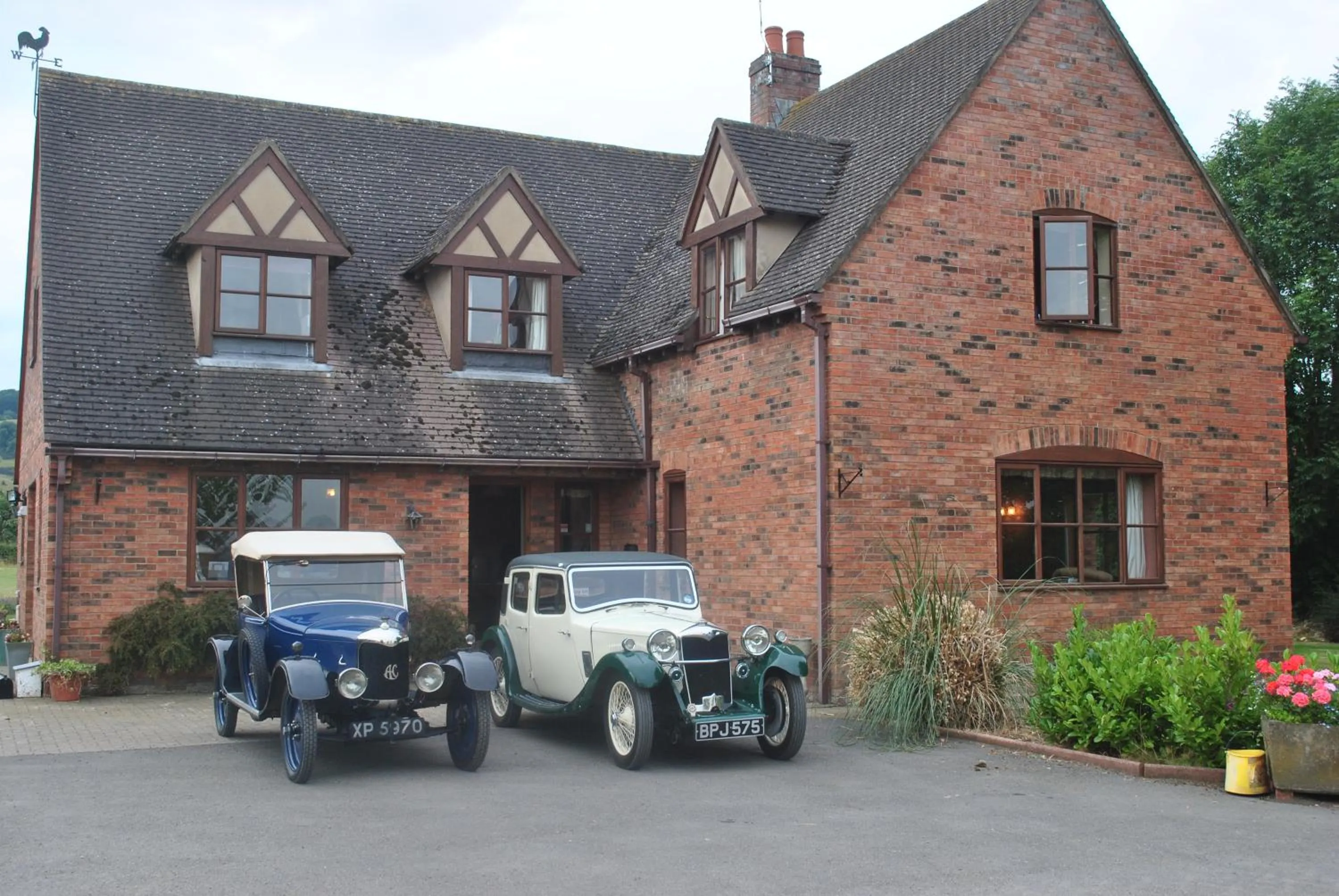 Facade/entrance in Elms Farm