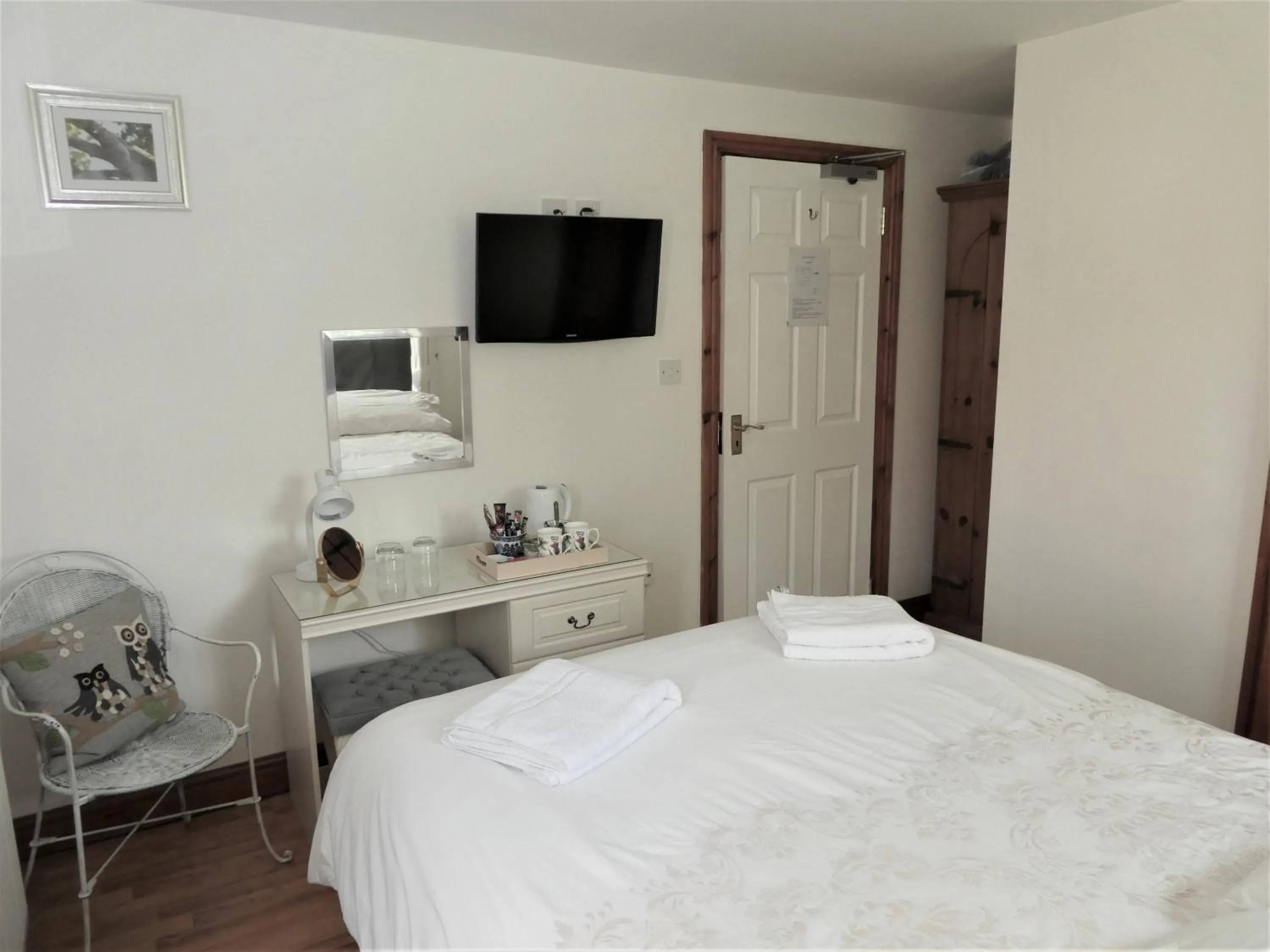 Photo of the whole room, Bed in West View Farm