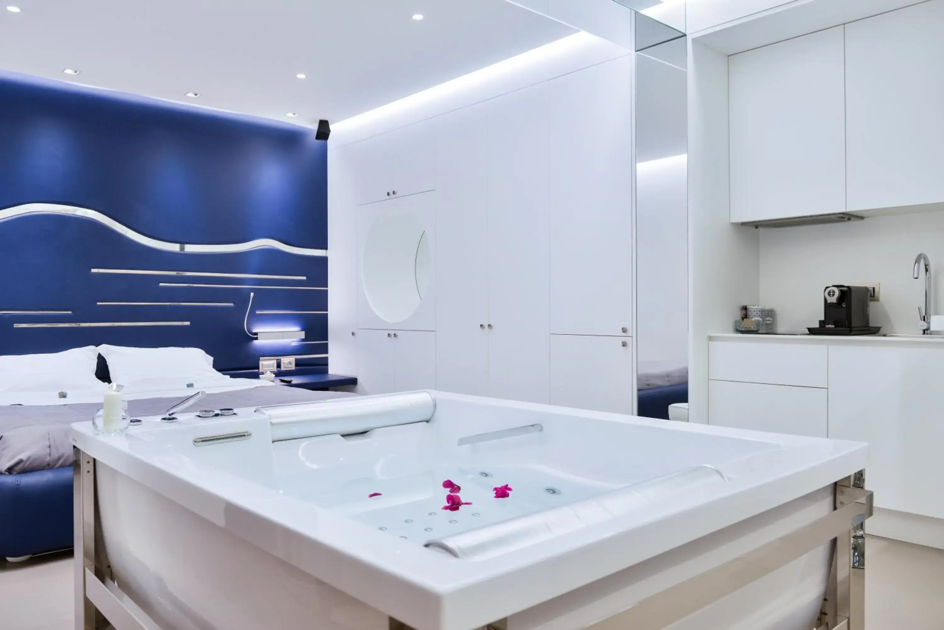 Suite with Spa Bath & Hammam in P2 Kevin's Charming Houses Suite with Spa Bath & Hammam in P2 Kevin's Charming Houses