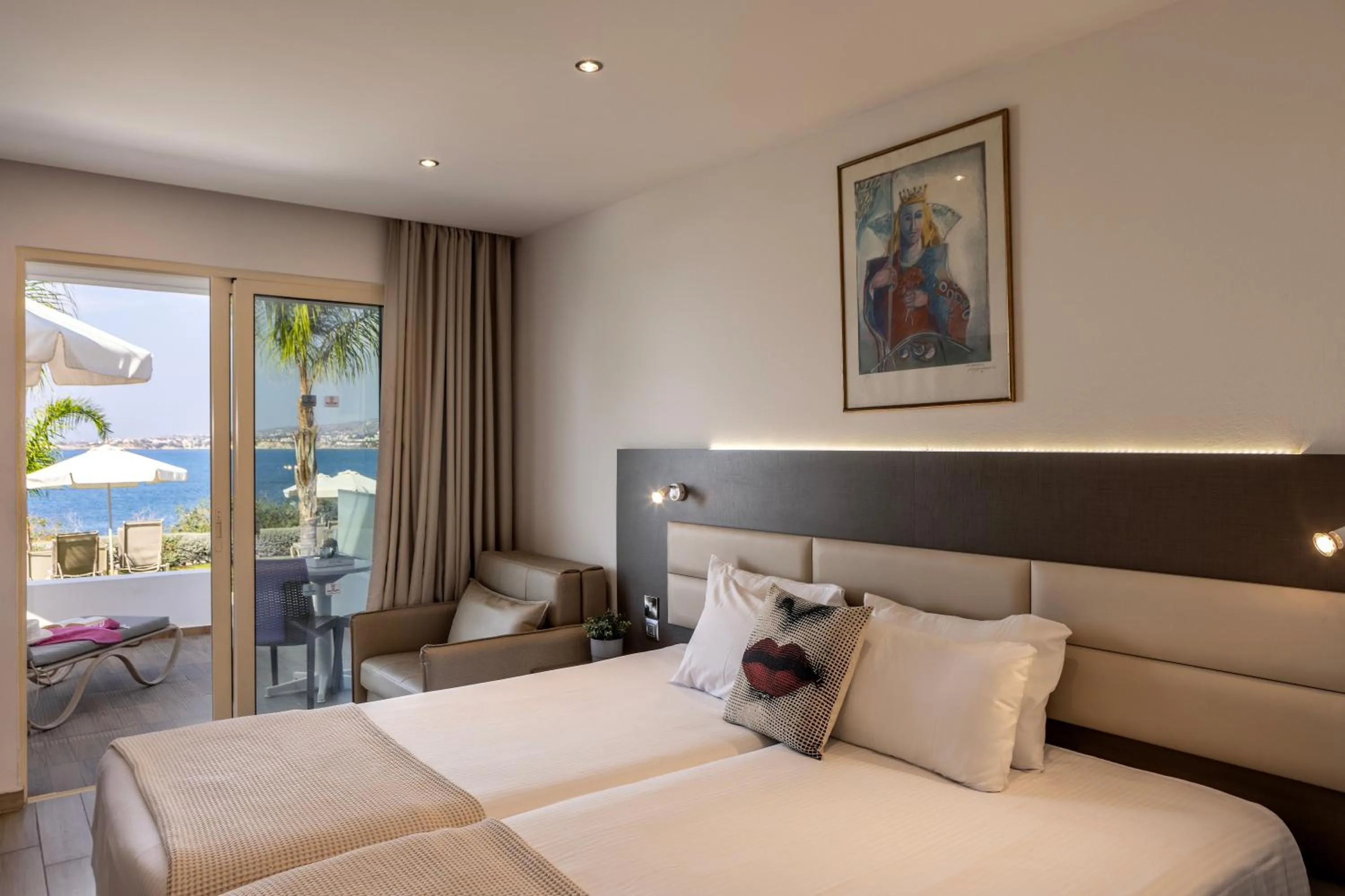 Bedroom, Bed in Queens Bay Hotel