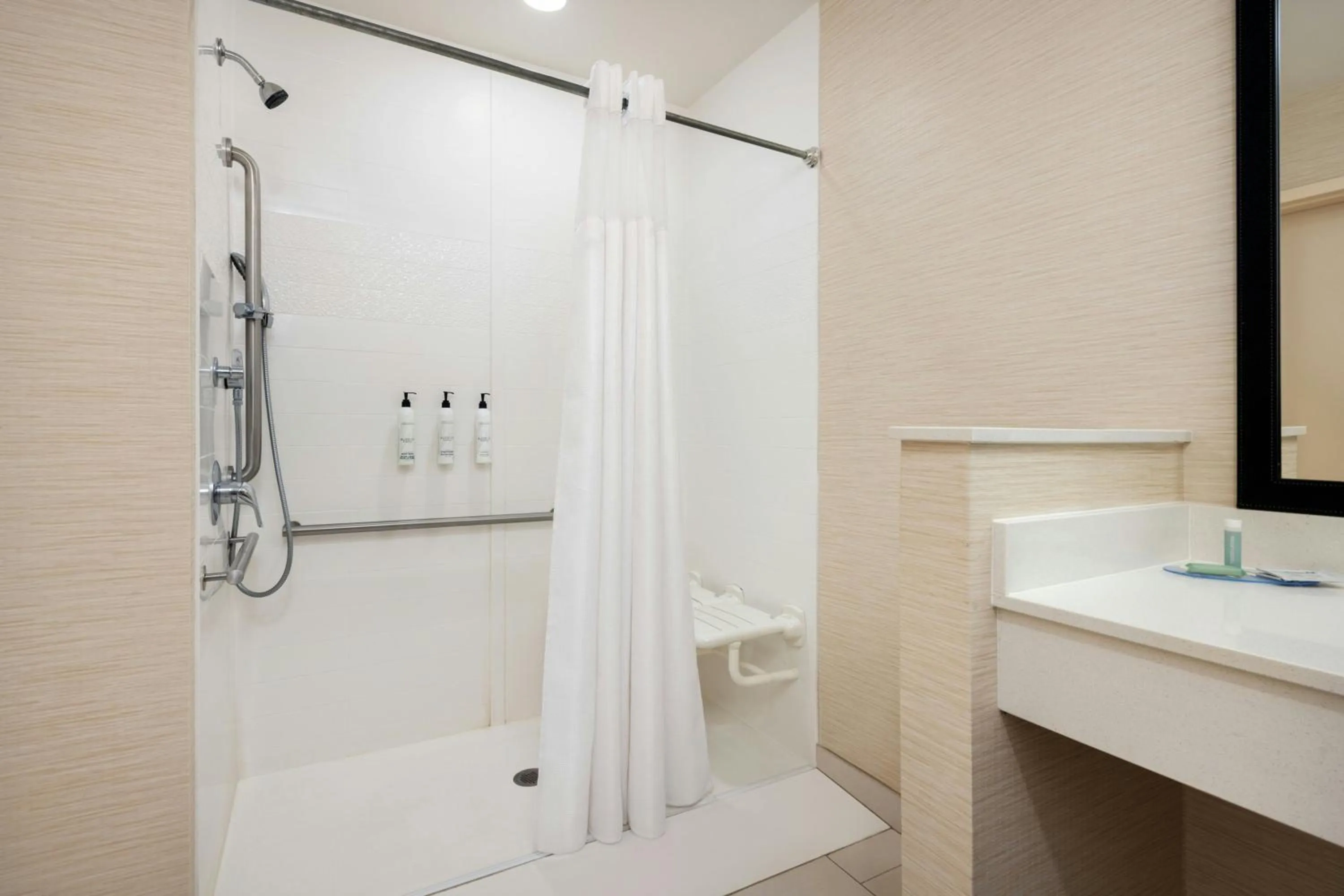Bathroom in Fairfield Inn & Suites by Marriott Lincoln Southeast