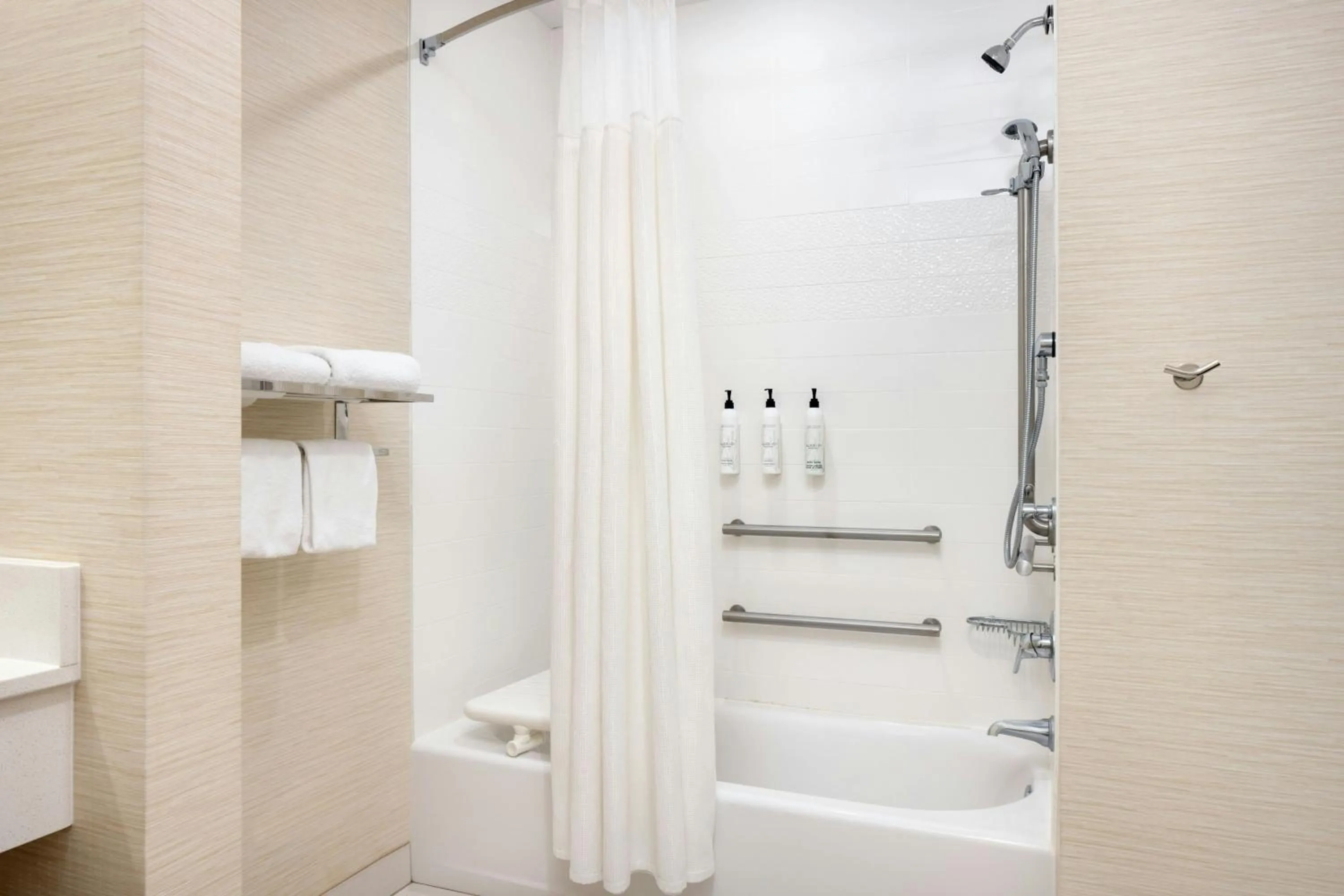 Bathroom in Fairfield Inn & Suites by Marriott Lincoln Southeast