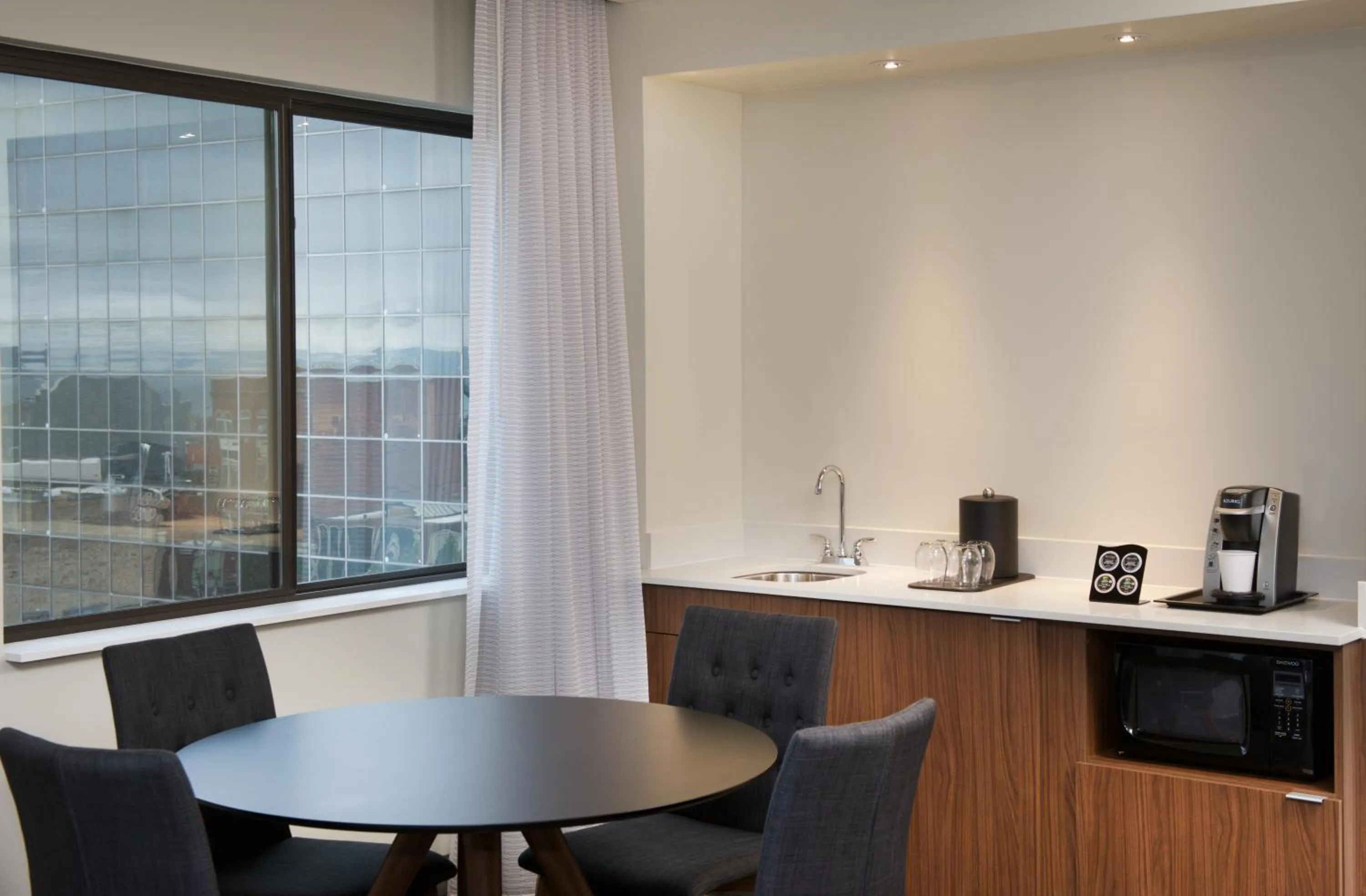 Living room in Courtyard by Marriott Seattle Everett Downtown